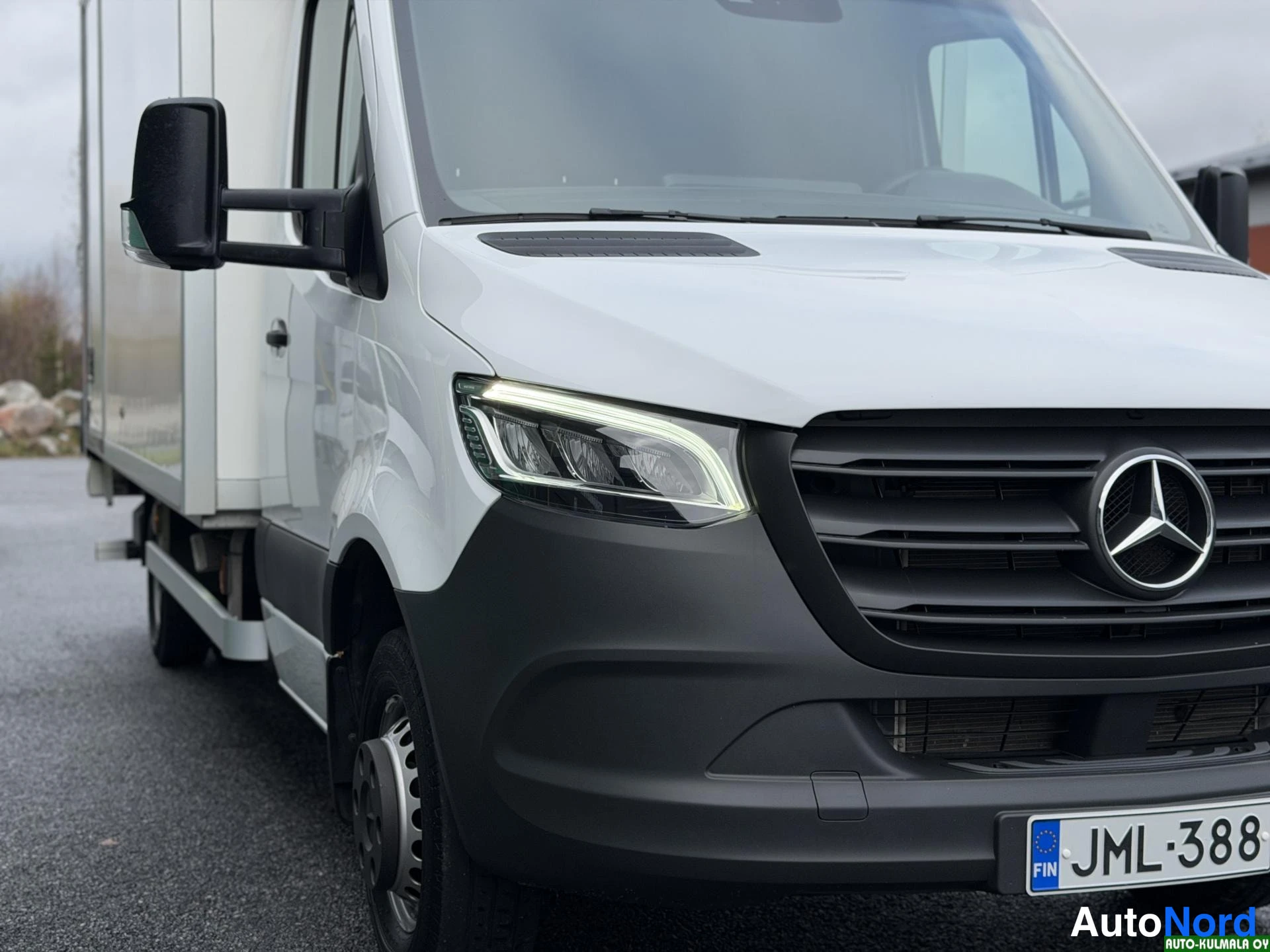 Valkoinen Mercedes-Benz Sprinter 515 CDI 2022, etuviisto, keula oikealle, kuva 5