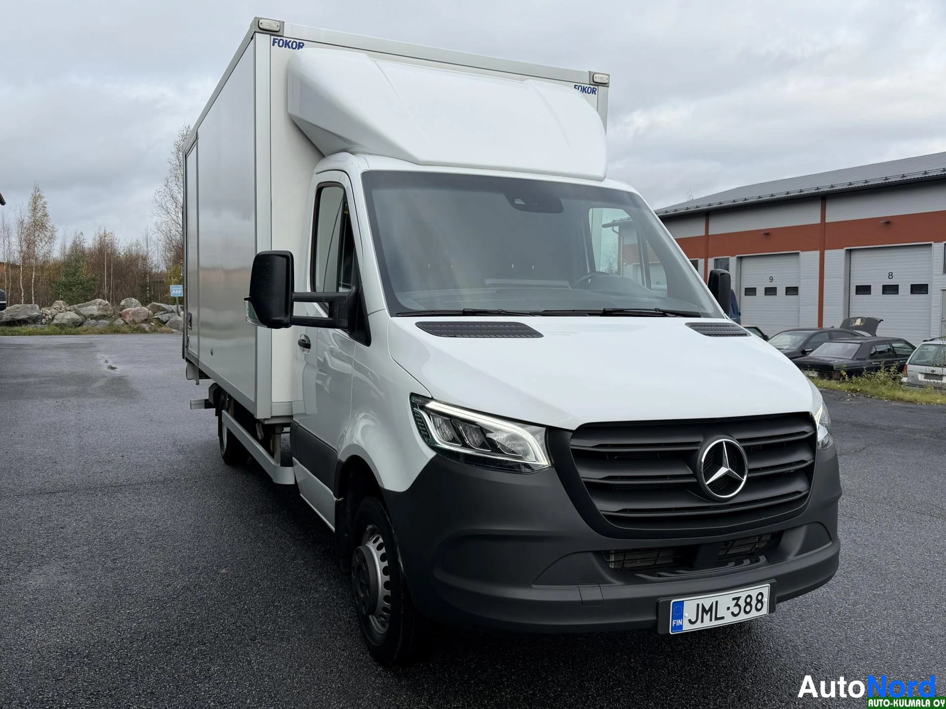 Valkoinen Mercedes-Benz Sprinter 515 CDI 2022, etuviisto, keula oikealle, kuva 3