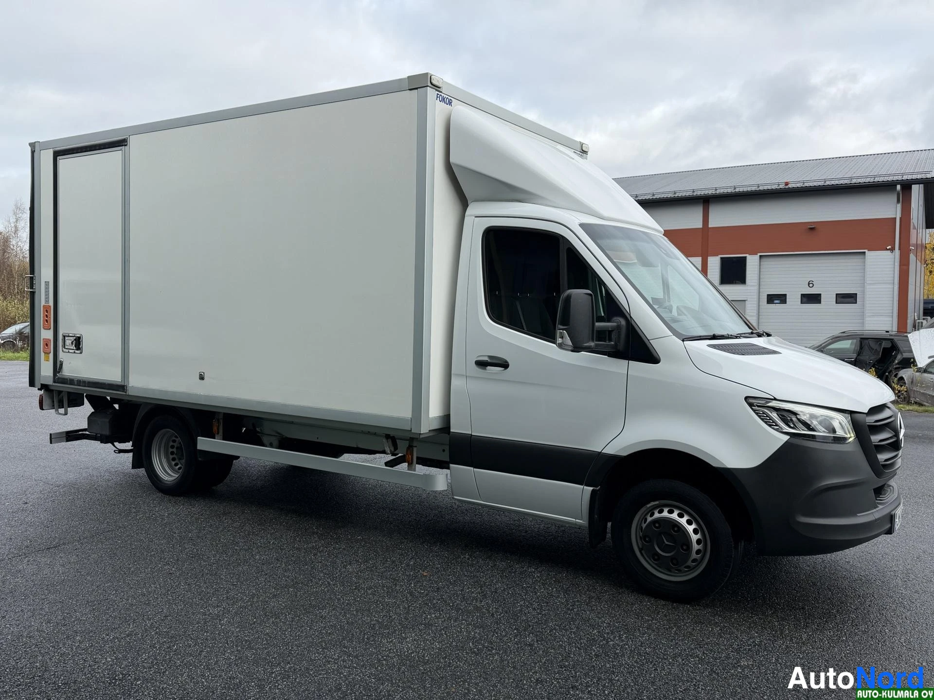 Valkoinen Mercedes-Benz Sprinter 515 CDI 2022, etuviisto, keula oikealle, kuva 4
