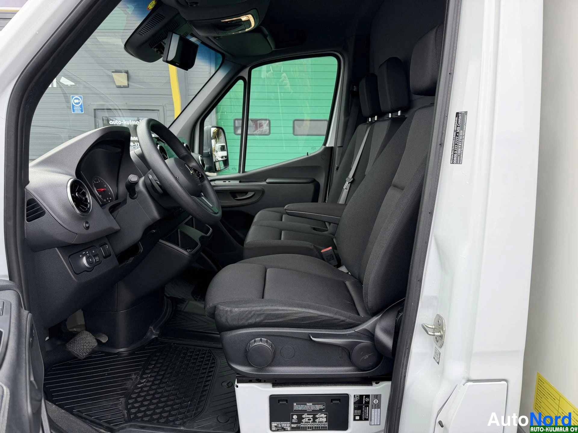 Valkoinen Mercedes-Benz Sprinter 515 CDI 2022, ohjaamo, kuva 19