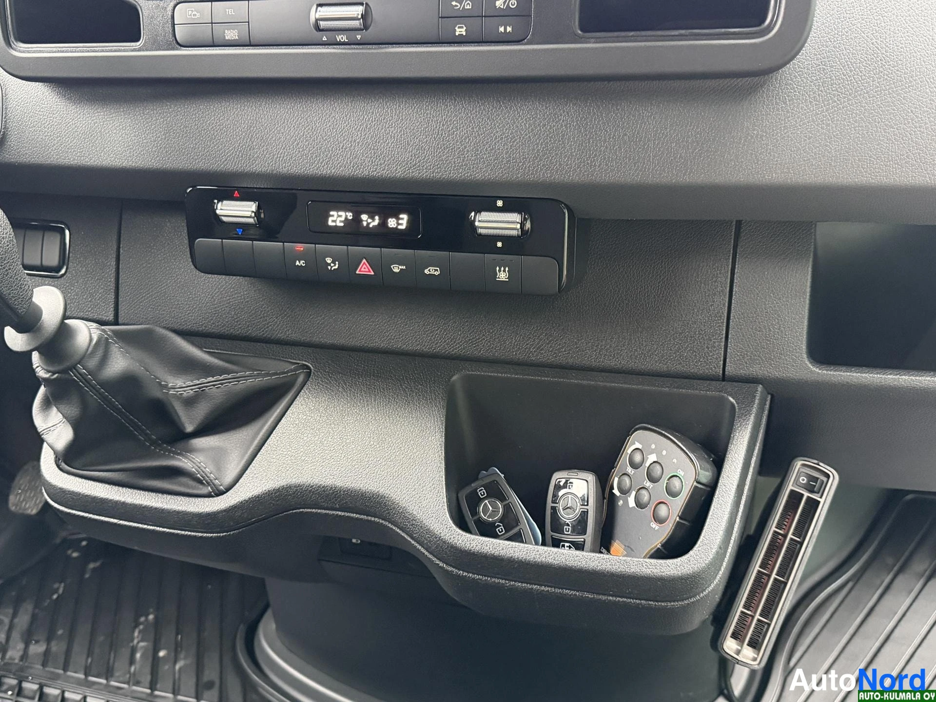 Valkoinen Mercedes-Benz Sprinter 314 CDI 2020, ohjaamo, kuva 22