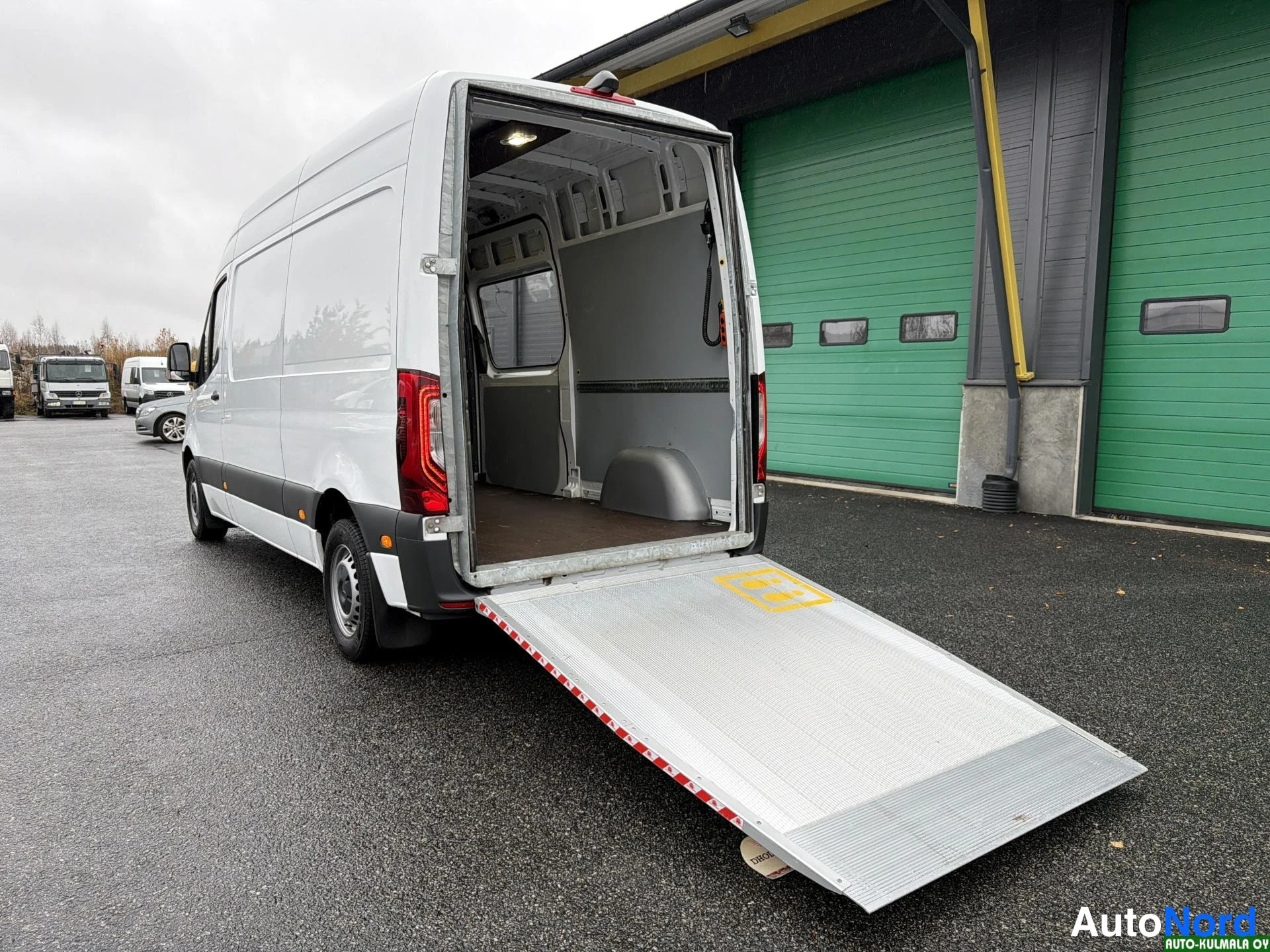 Valkoinen Mercedes-Benz Sprinter 314 CDI 2020, takaviisto, kuva 11