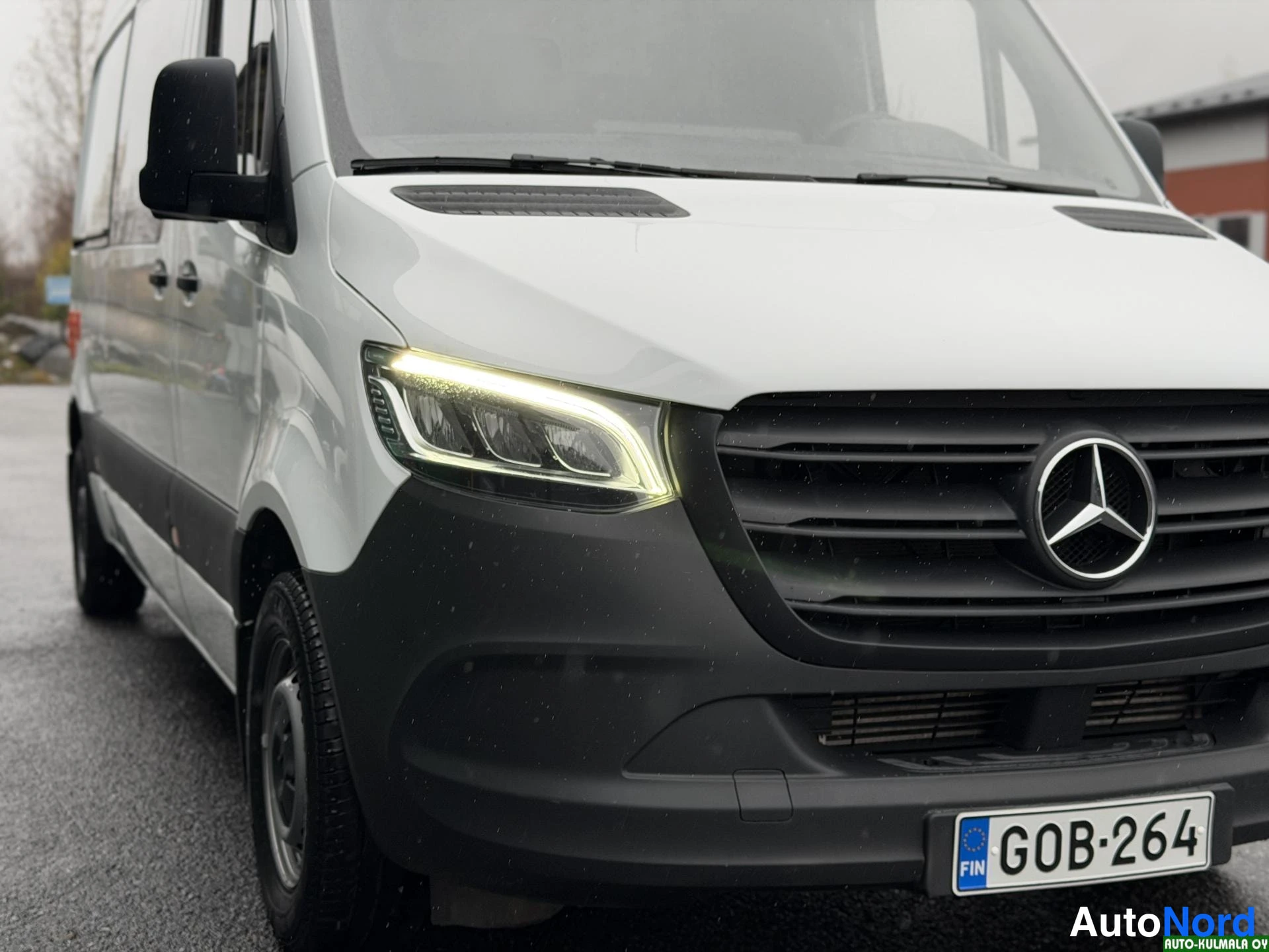 Valkoinen Mercedes-Benz Sprinter 314 CDI 2020, etuviisto, keula oikealle, kuva 5