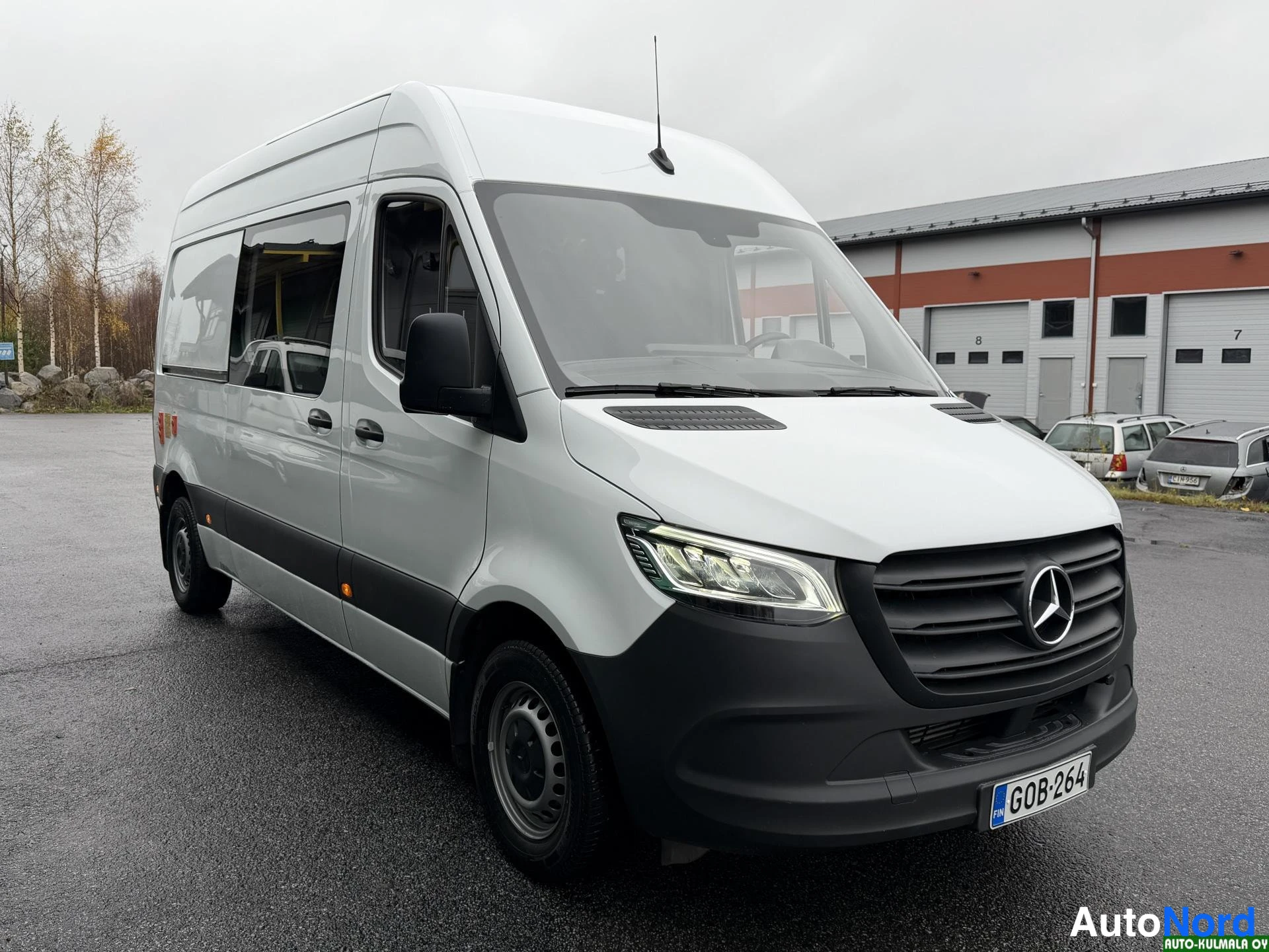Valkoinen Mercedes-Benz Sprinter 314 CDI 2020, etuviisto, keula oikealle, kuva 4