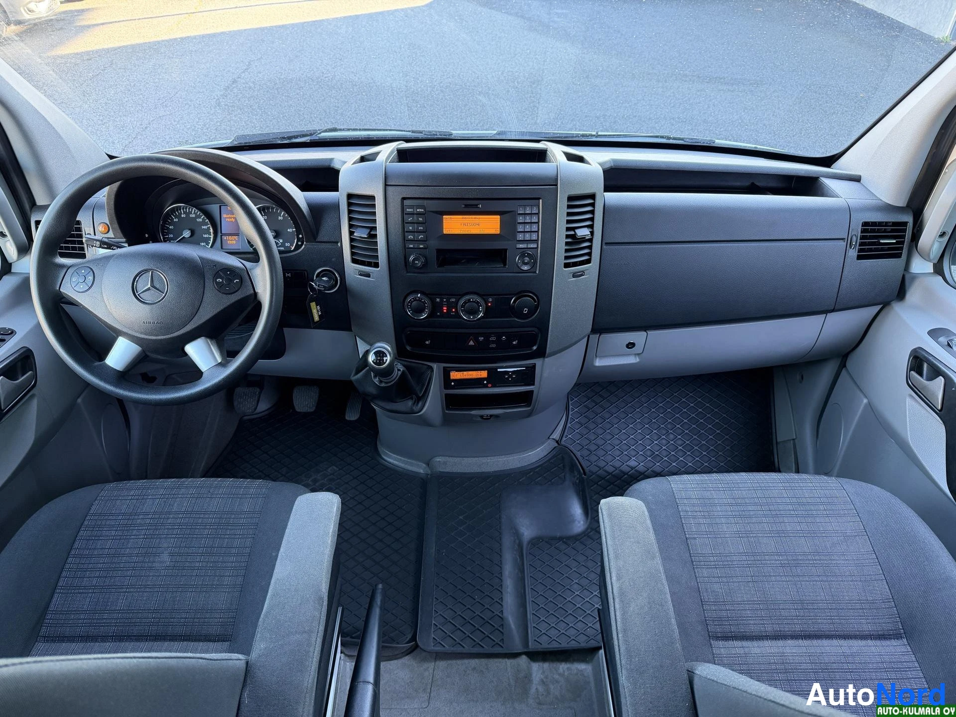 Valkoinen Mercedes-Benz Sprinter 516 CDI 2018, ohjaamo, kuva 18