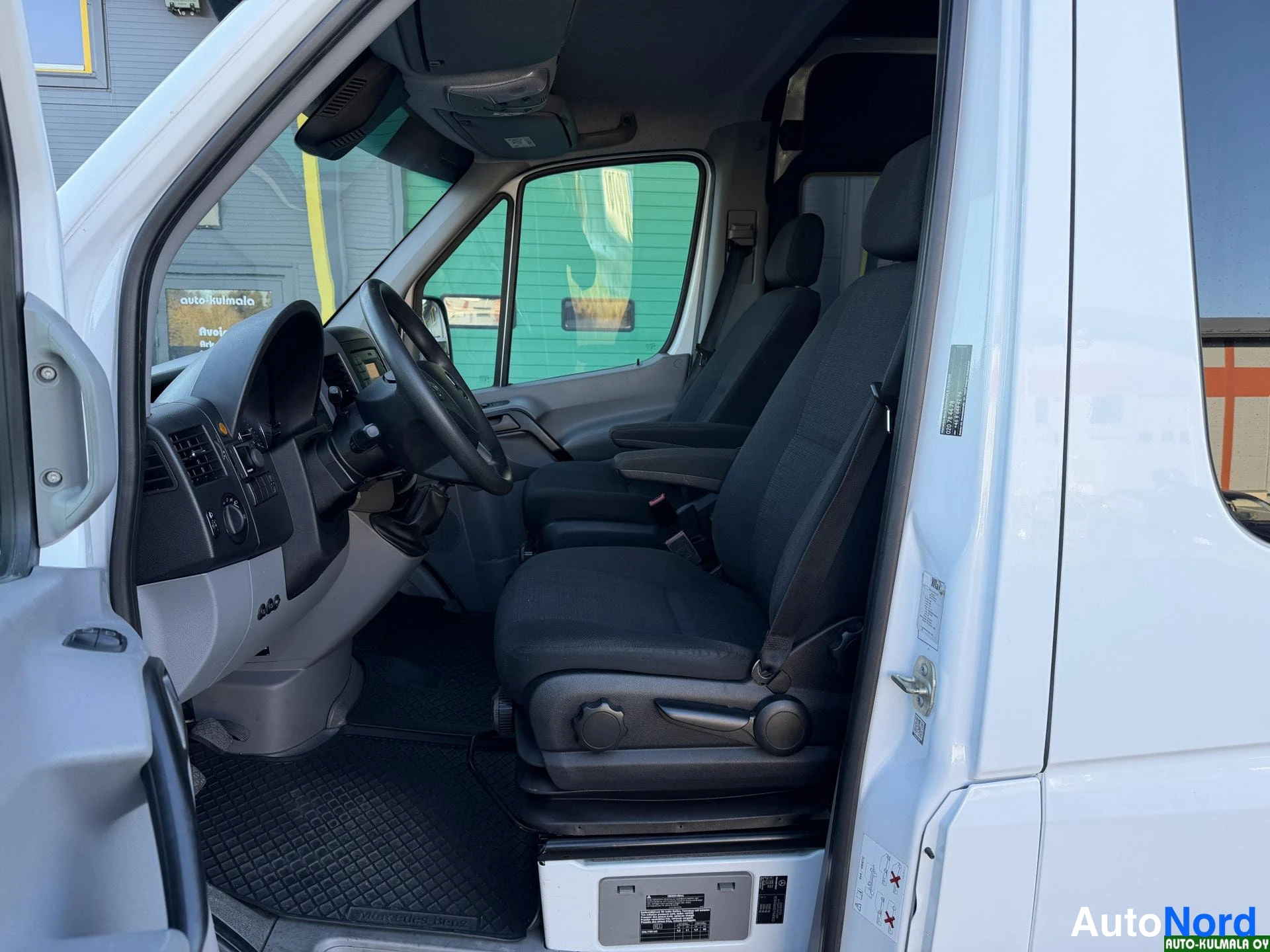 Valkoinen Mercedes-Benz Sprinter 516 CDI 2018, ohjaamo, kuva 17
