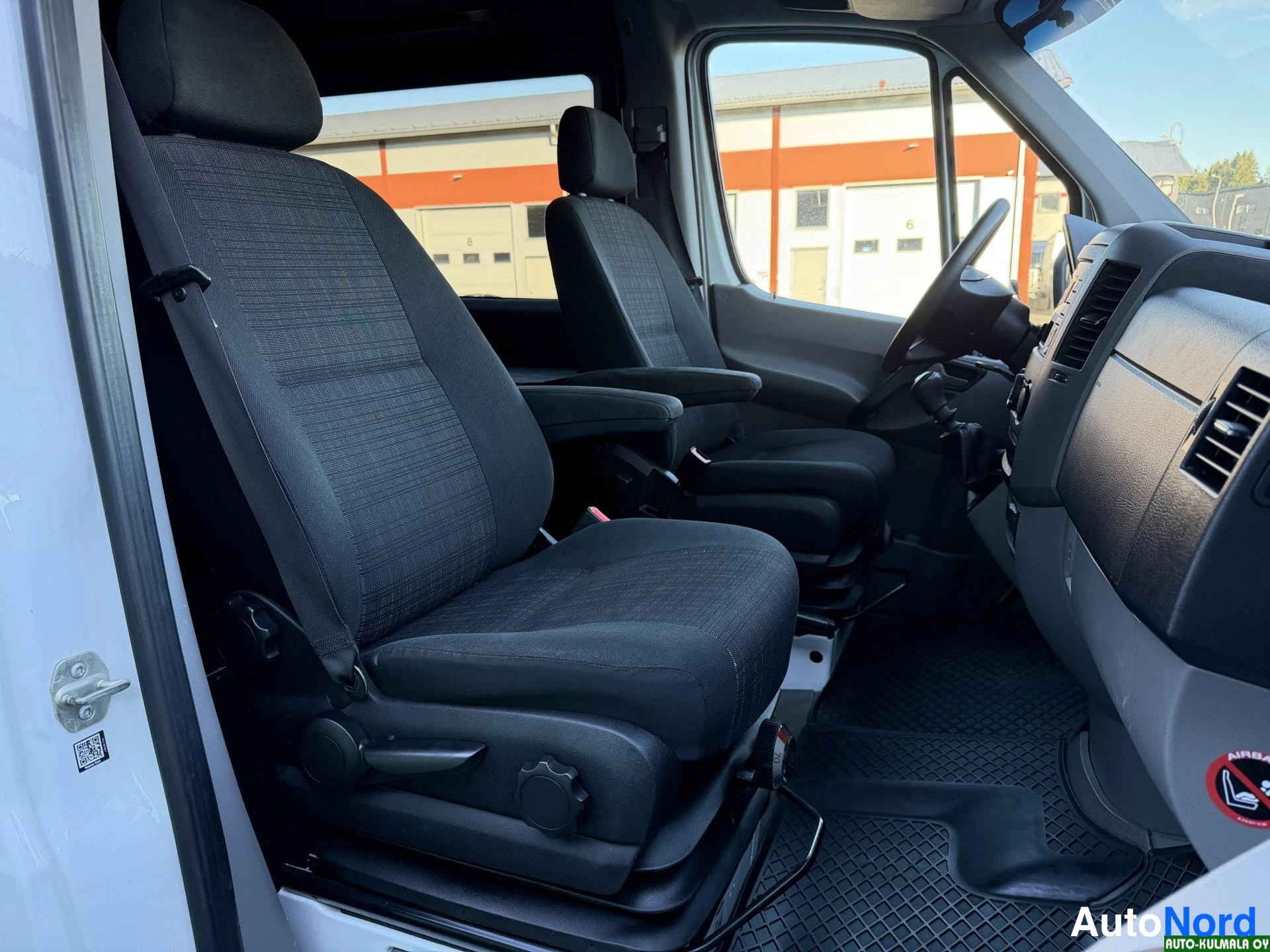 Valkoinen Mercedes-Benz Sprinter 516 CDI 2018, etuistuimet, kuva 19