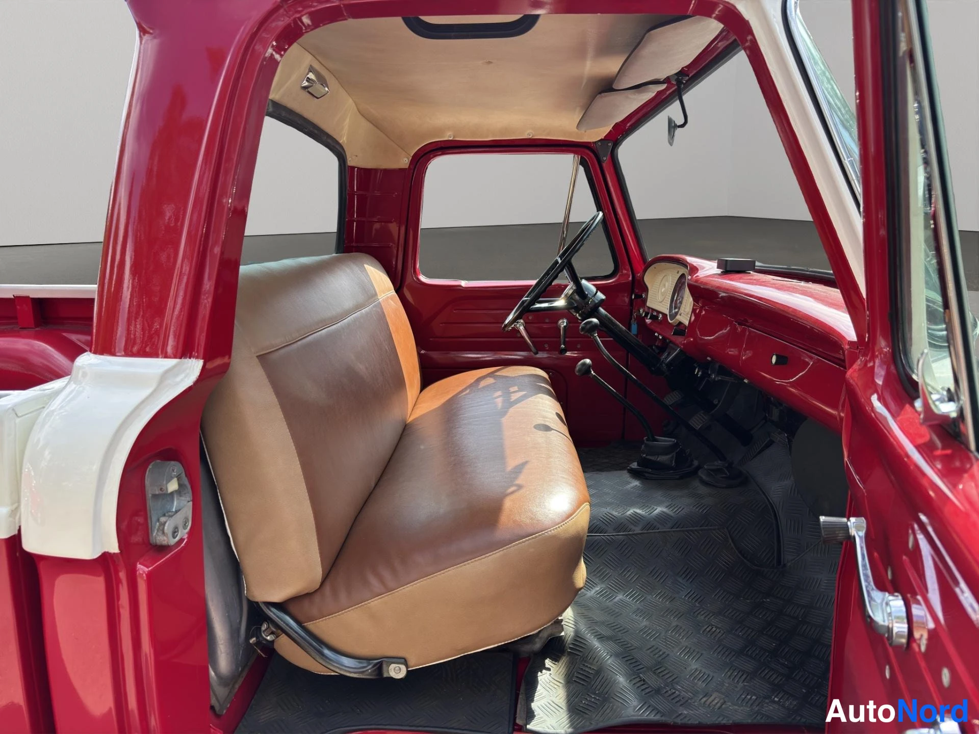 Punainen Ford V8 1963, ohjaamo, kuva 10