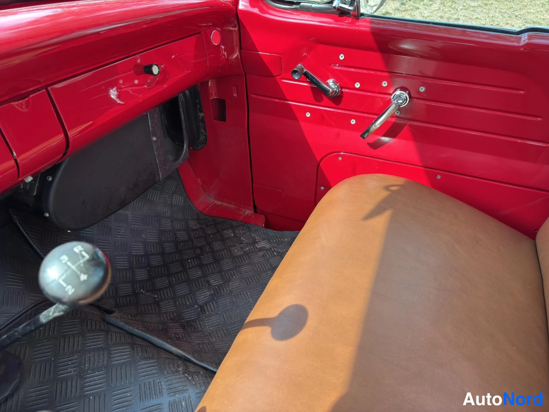 Punainen Ford V8 1963, ohjaamo, kuva 11