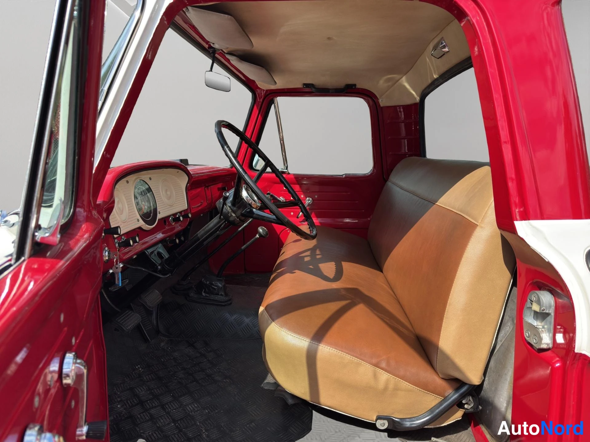 Punainen Ford V8 1963, ohjaamo, kuva 9