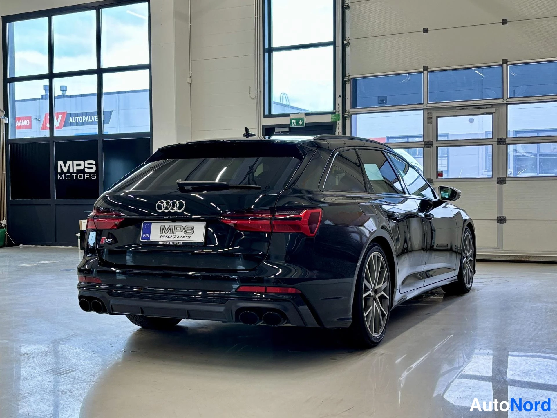 Musta Audi S6 2020, takaviisto, kuva 11