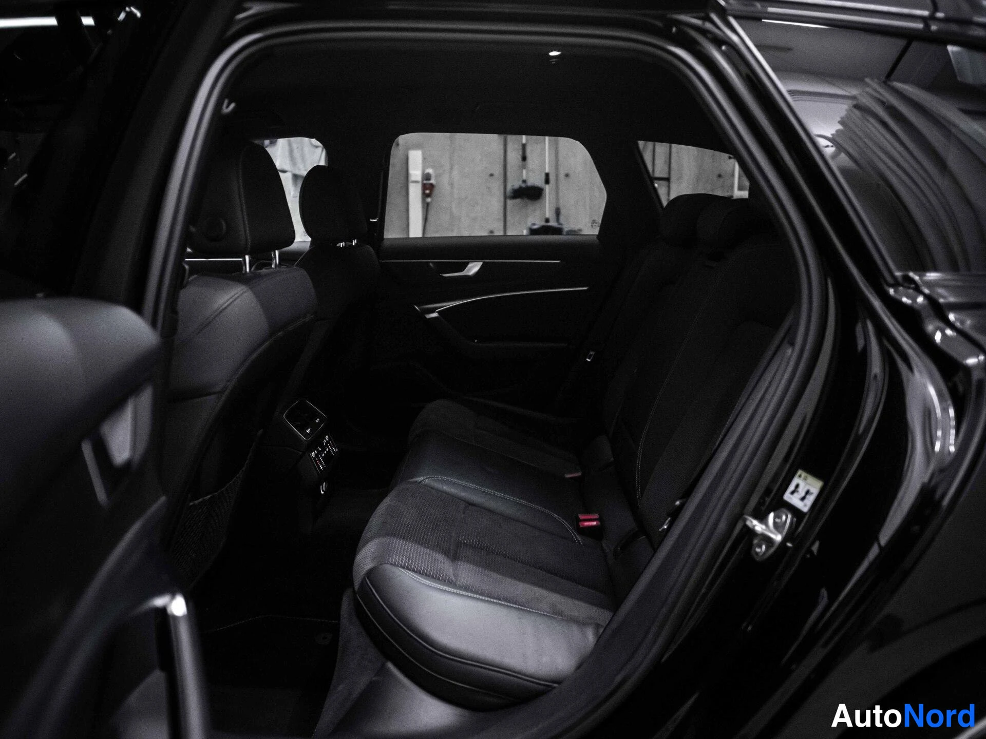 Musta Audi S6 2020, takaistuimet, kuva 17