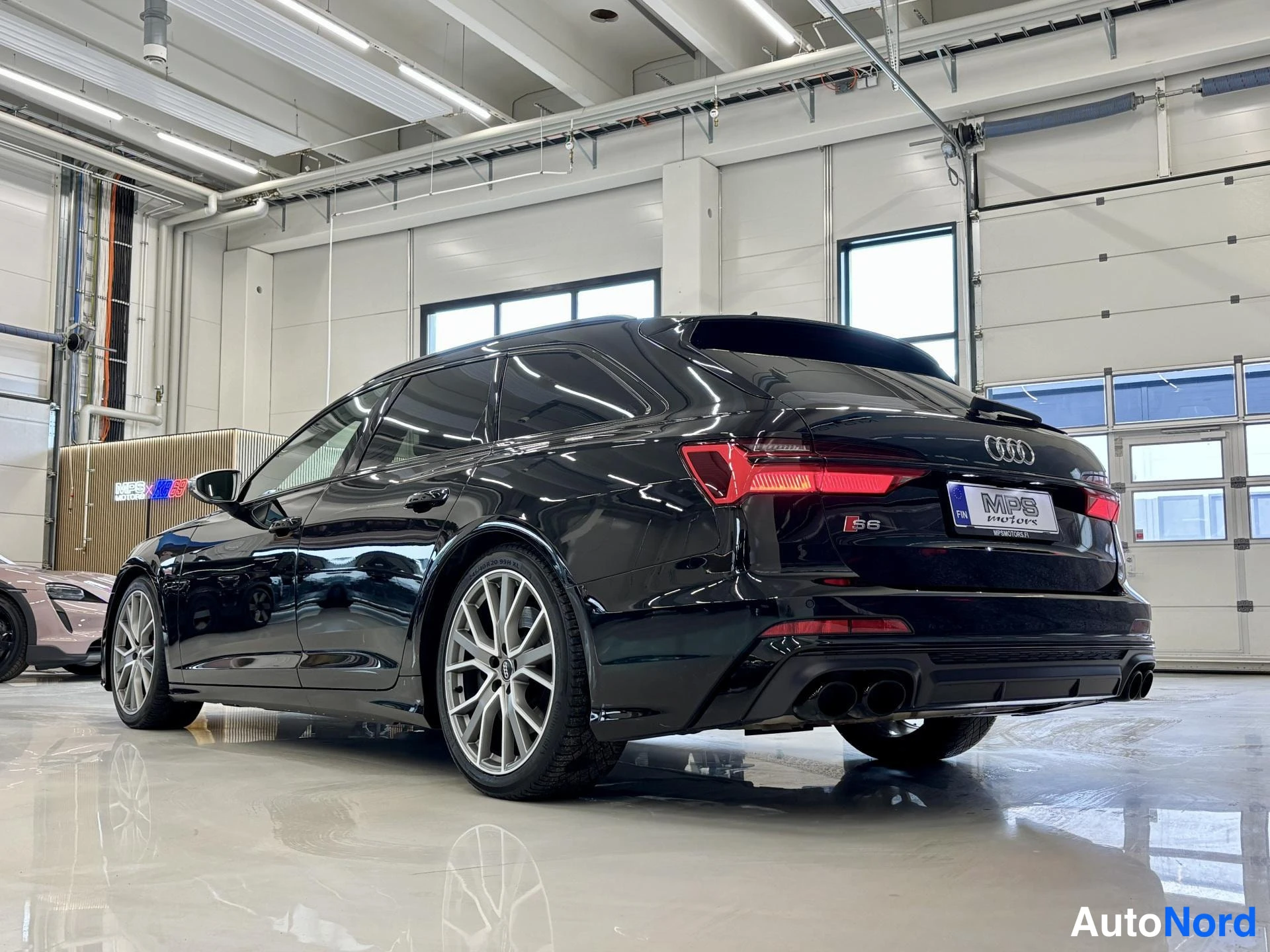 Musta Audi S6 2020, takaviisto, kuva 8