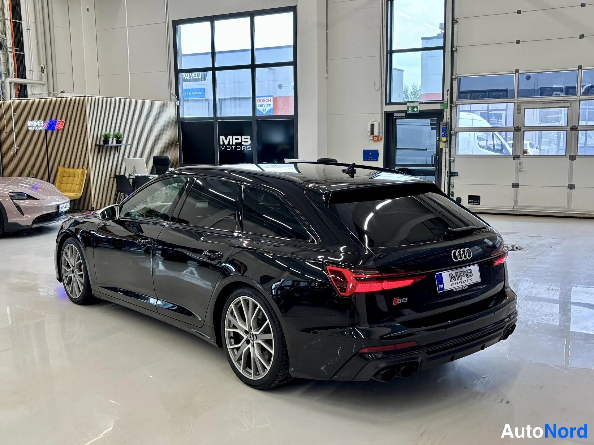 Musta Audi S6 2020, takaviisto, kuva 9