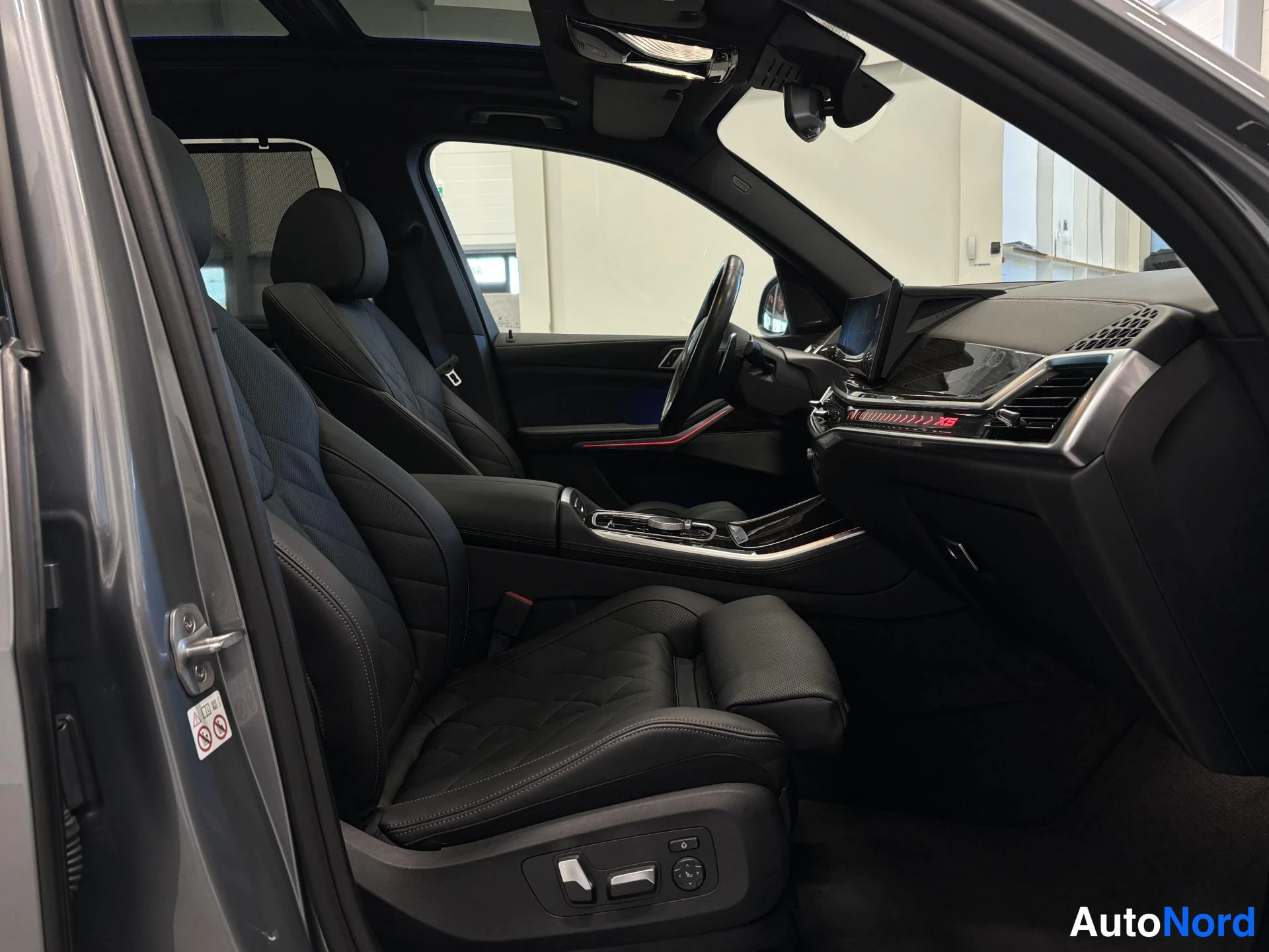 Hopea BMW X5 2024, etuistuimet, kuva 17