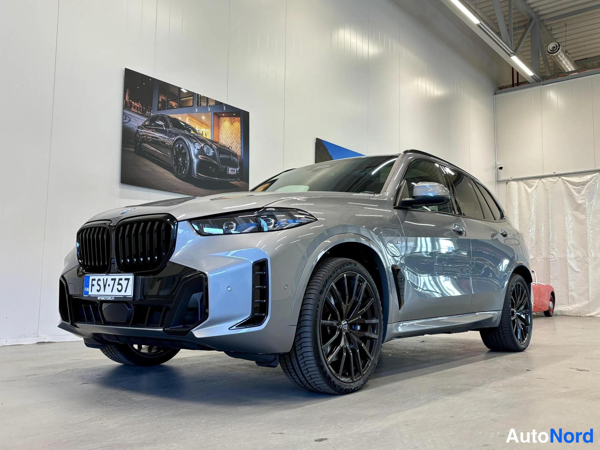 Hopea BMW X5 2024, etuviisto, keula vasemmalle, kuva 4