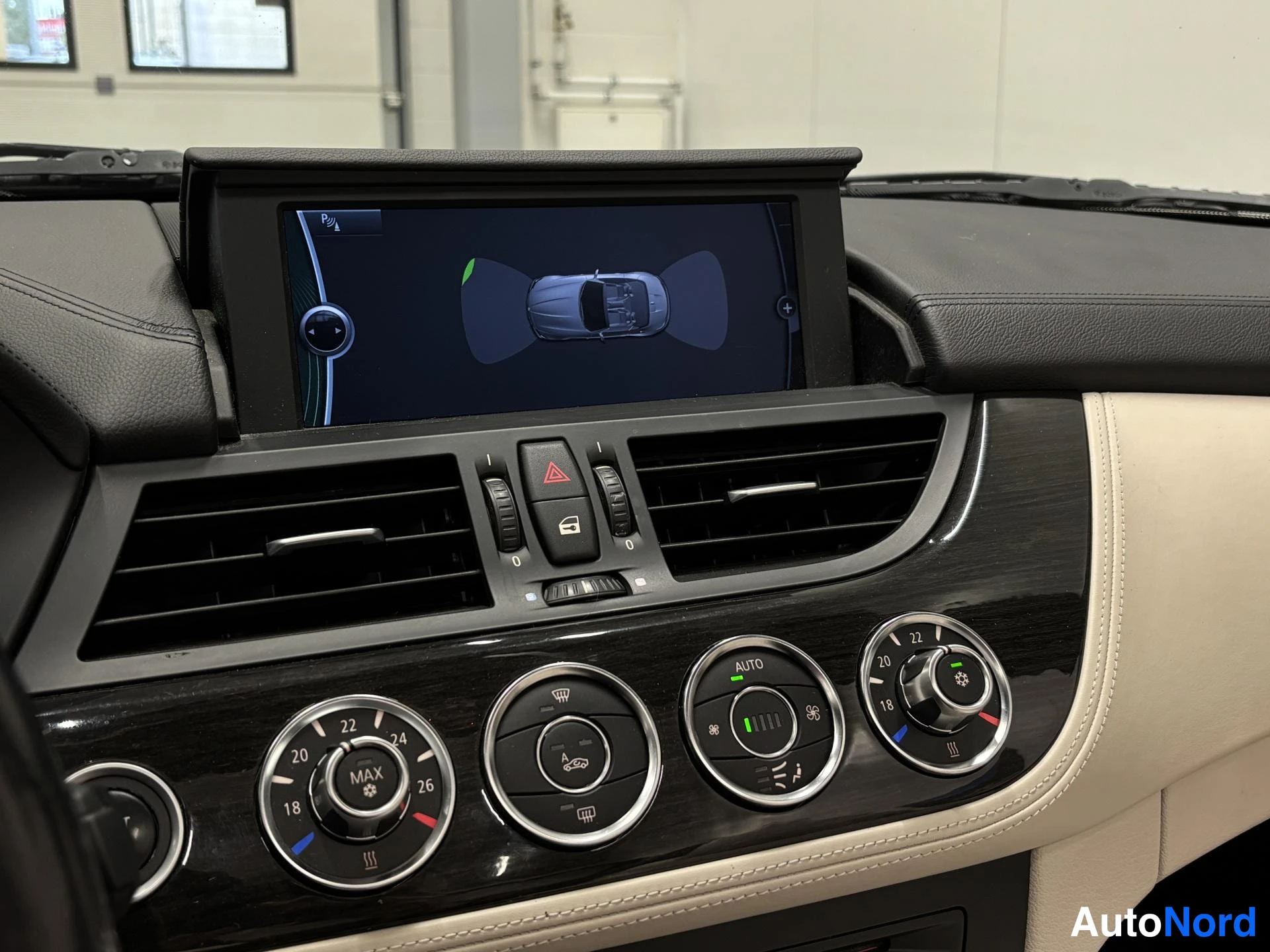 Musta BMW Z4 35i 2010, ohjaamo, kuva 15