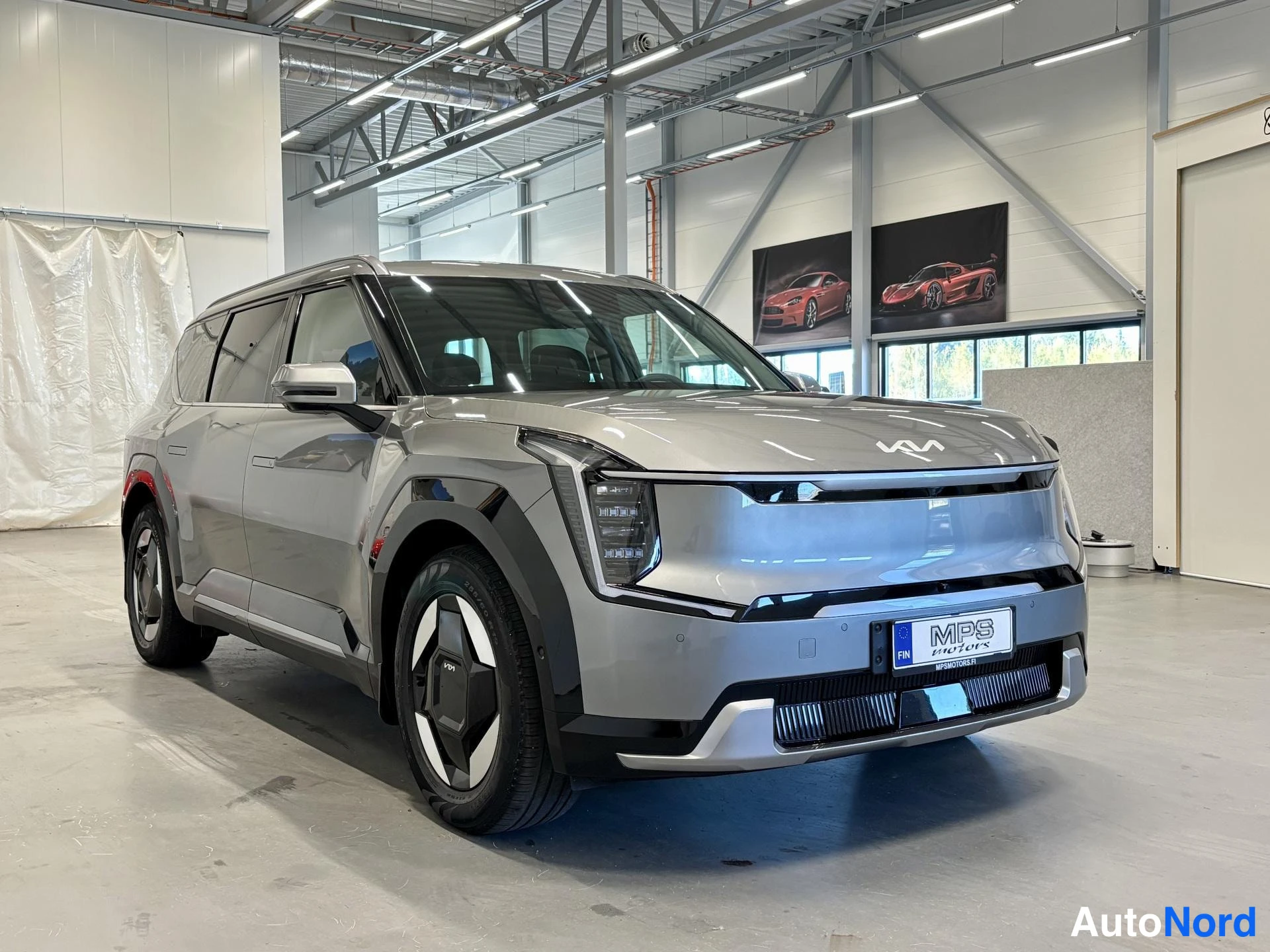 Harmaa Kia EV9 2024, etuviisto, keula oikealle, kuva 7