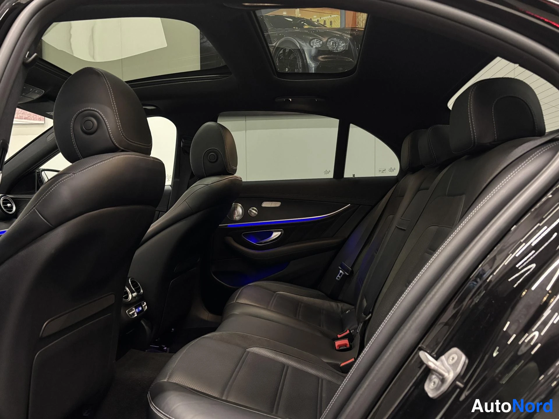 Musta Mercedes-Benz E 43 2018, takaistuimet, kuva 15
