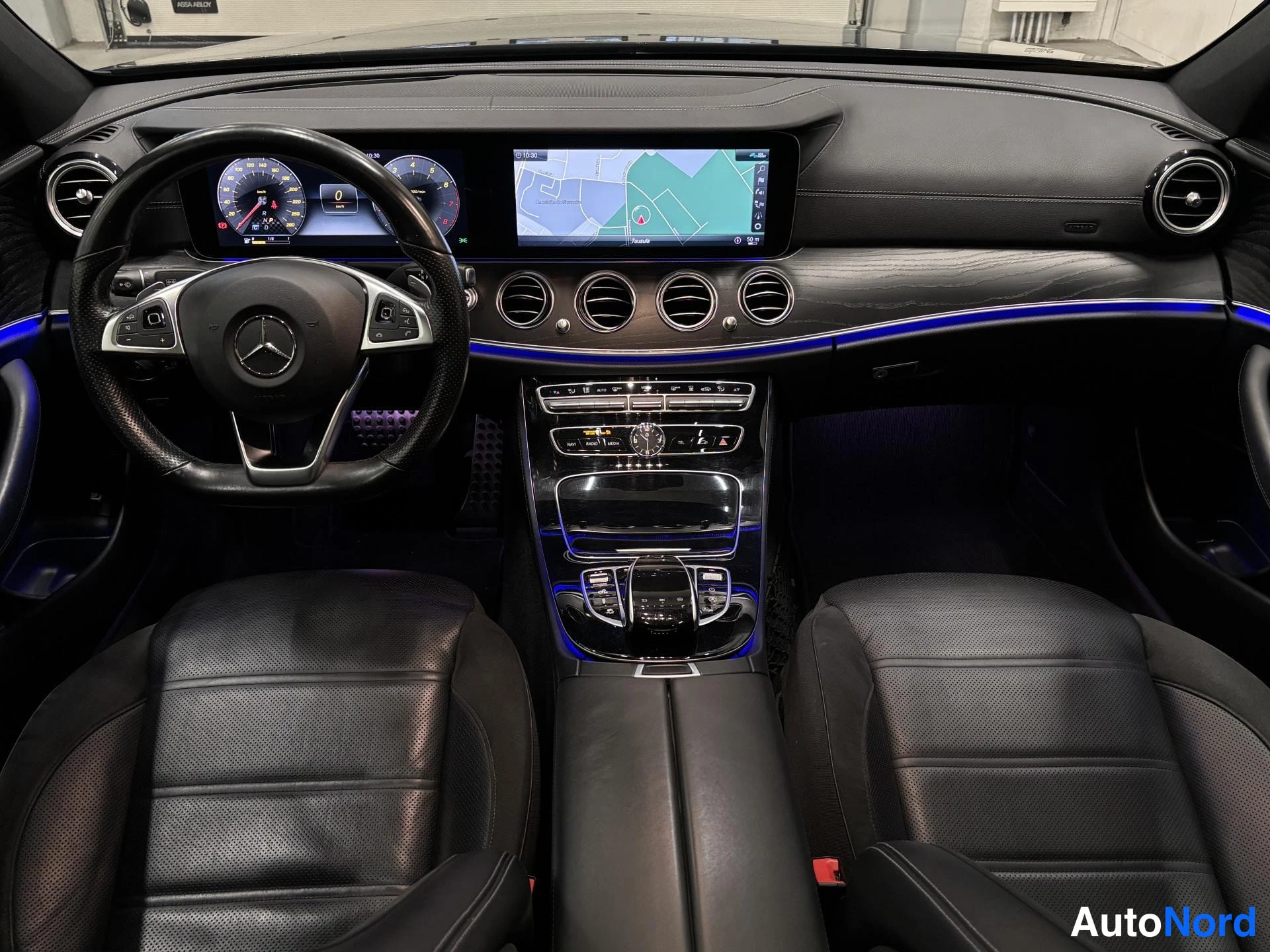 Musta Mercedes-Benz E 43 2018, ohjaamo, kuva 11