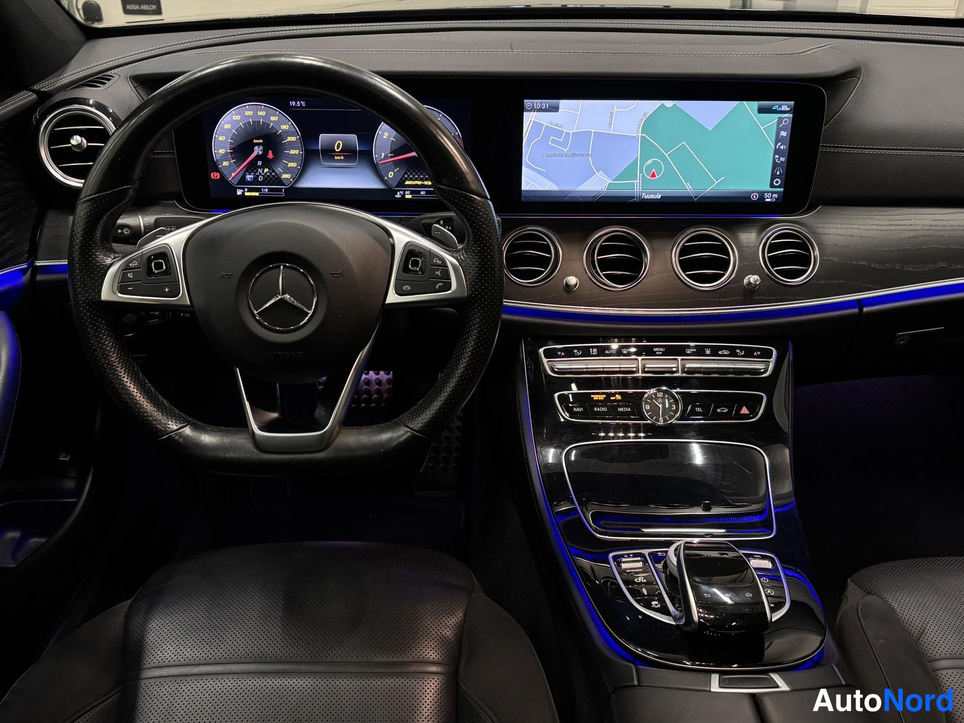 Musta Mercedes-Benz E 43 2018, ohjaamo, kuva 12