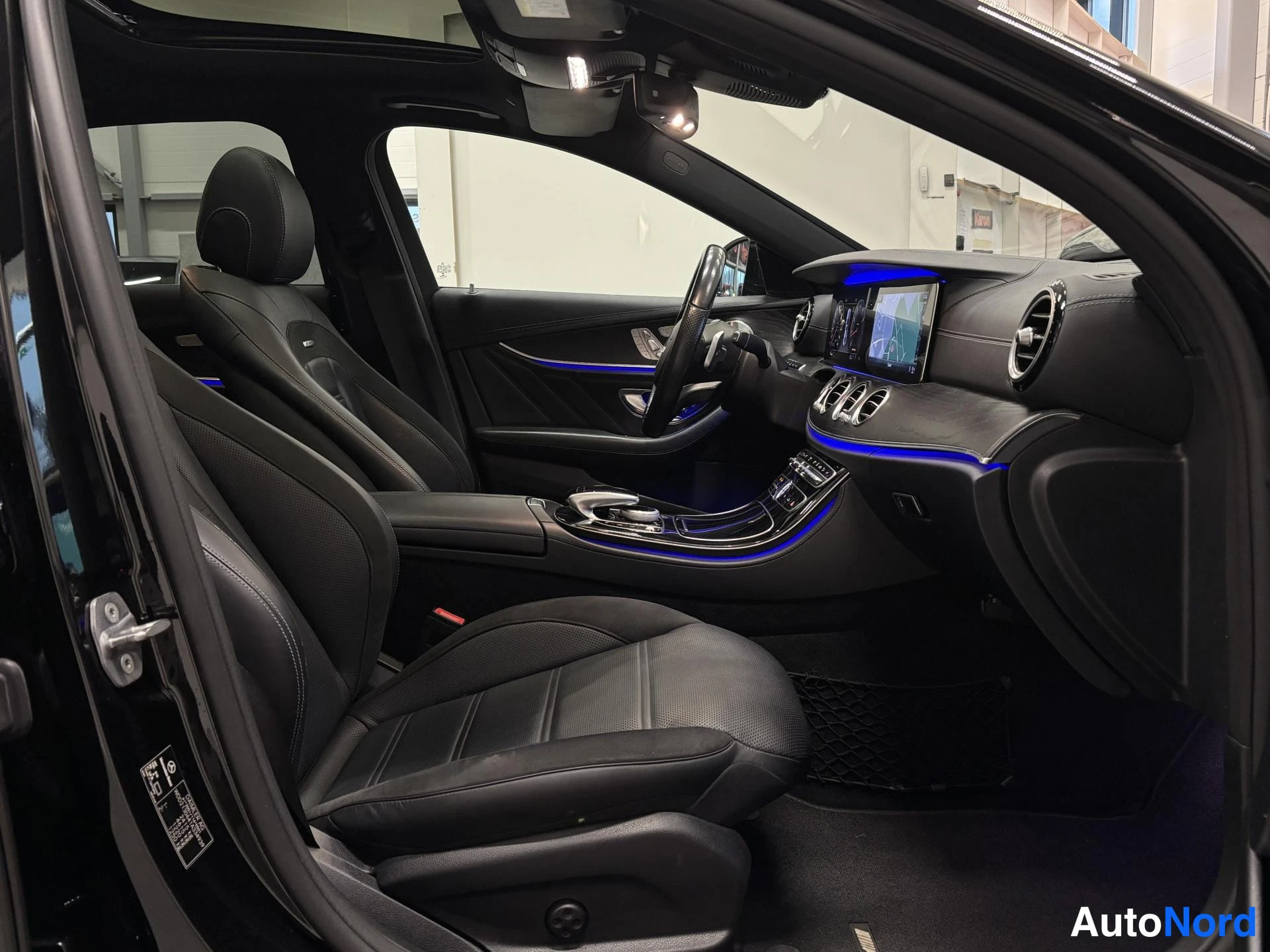 Musta Mercedes-Benz E 43 2018, etuistuimet, kuva 14
