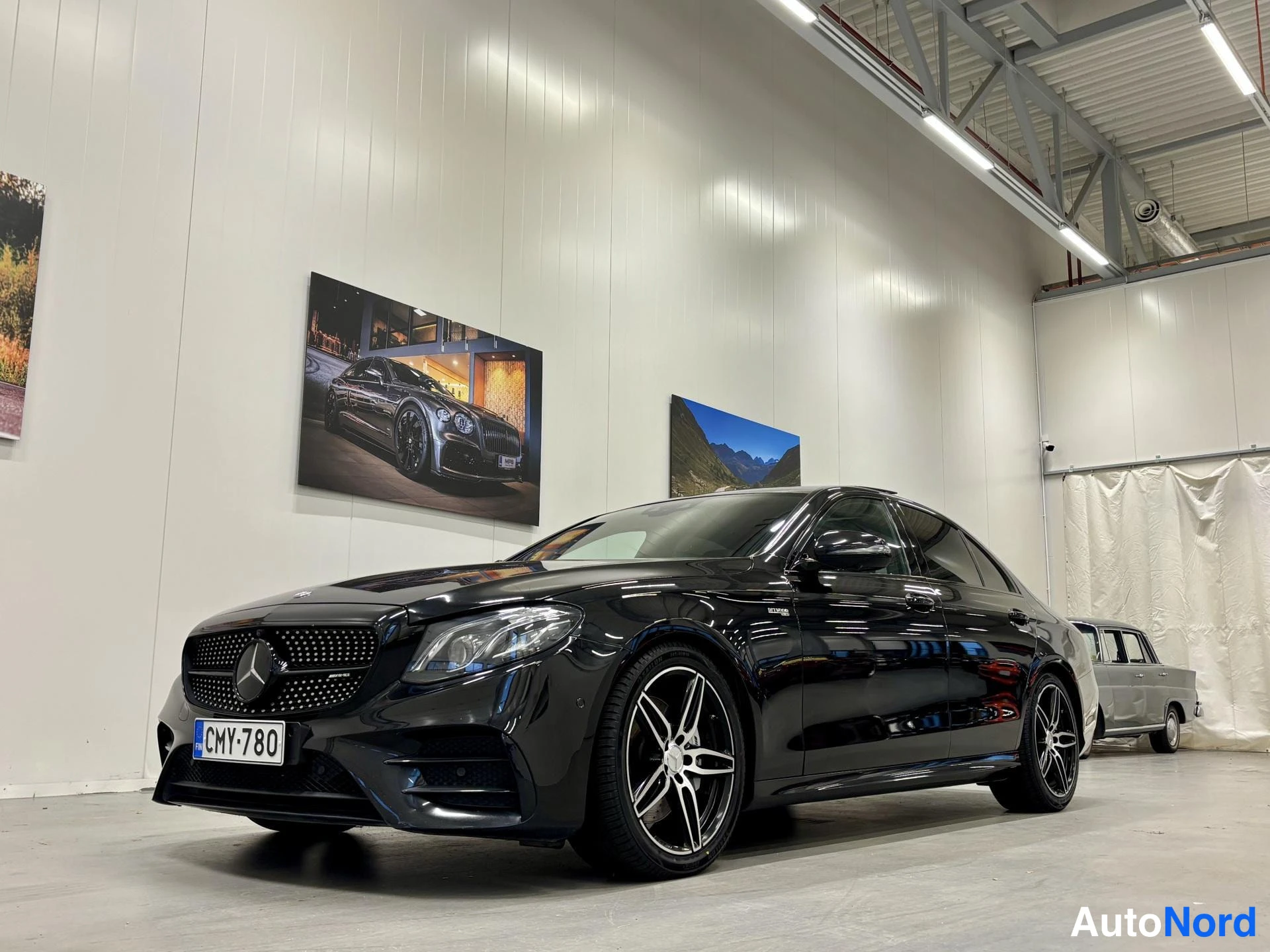 Musta Mercedes-Benz E 43 2018, etuviisto, keula vasemmalle, kuva 4
