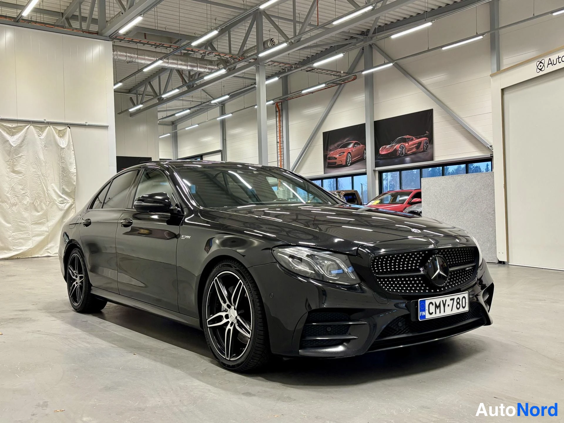 Musta Mercedes-Benz E 43 2018, etuviisto, keula oikealle, kuva 6