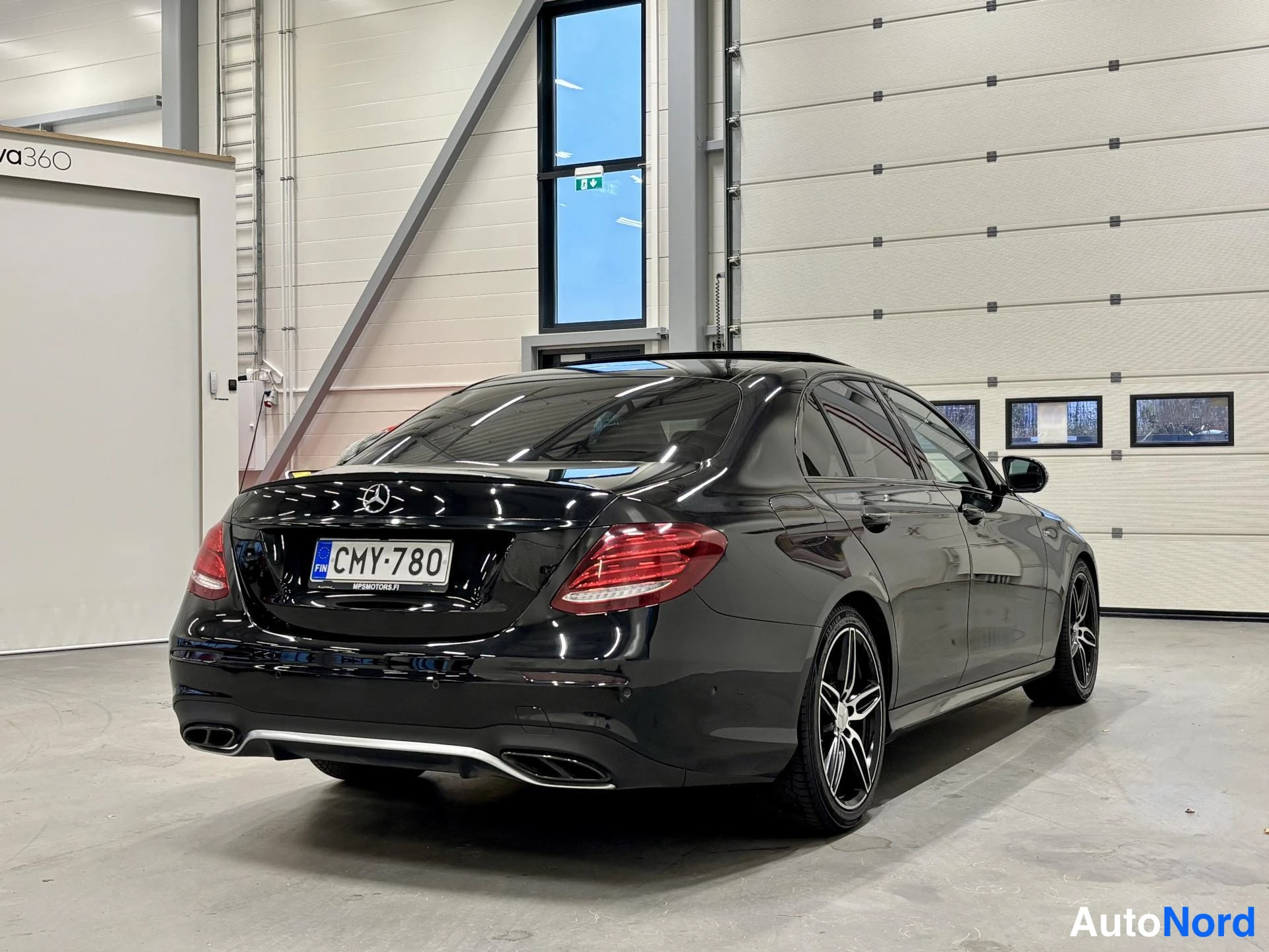 Musta Mercedes-Benz E 43 2018, takaviisto, kuva 9