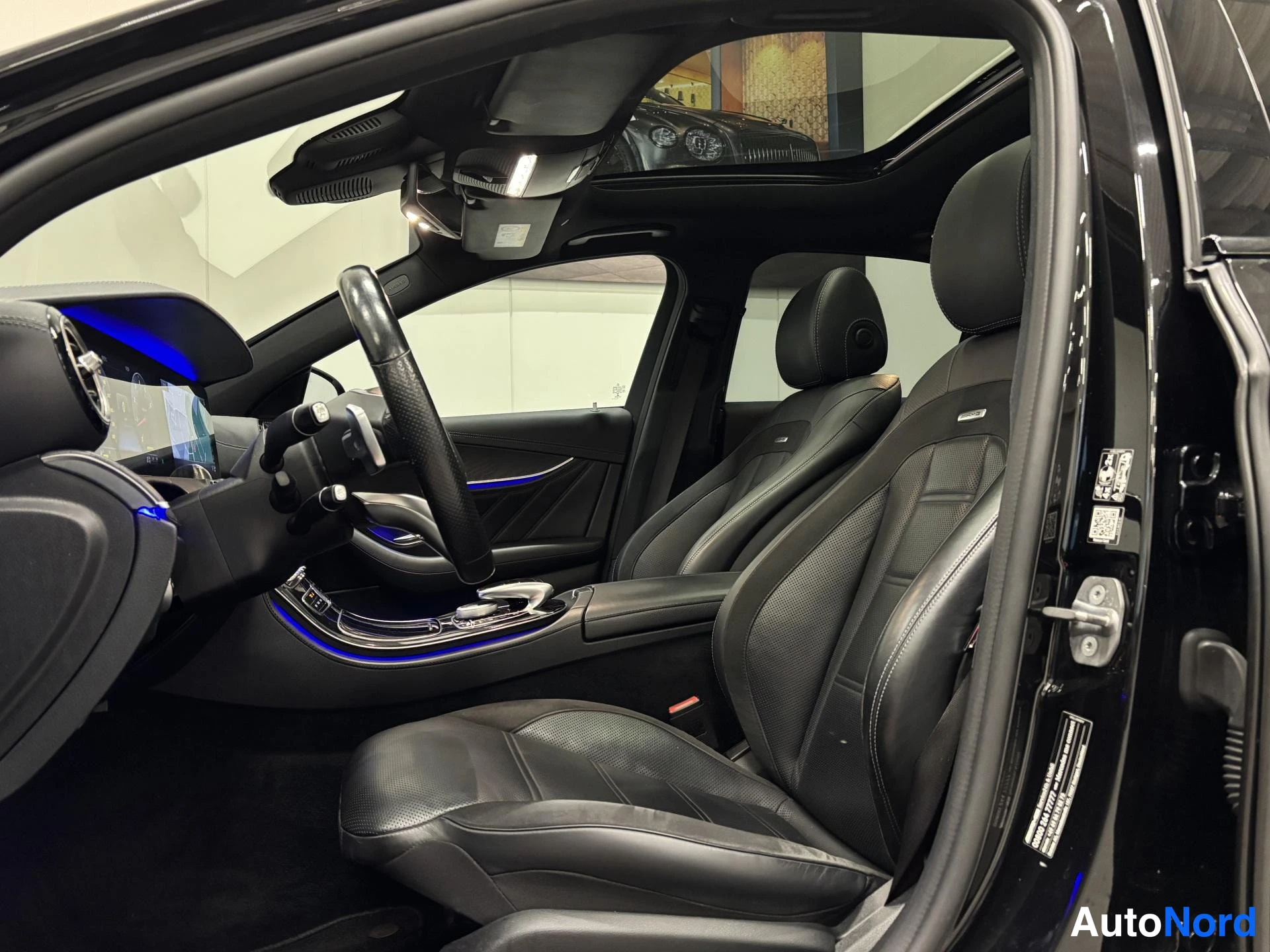 Musta Mercedes-Benz E 43 2018, etuistuimet, kuva 13