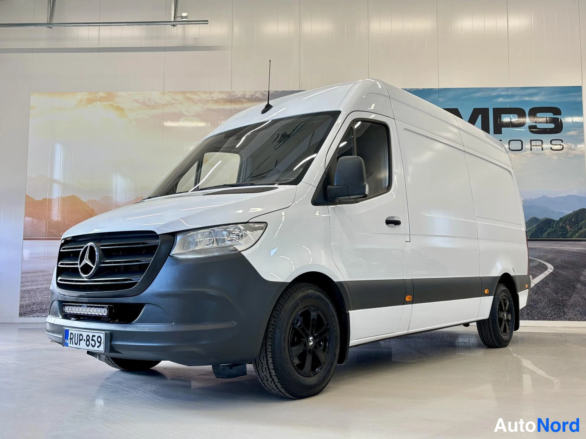 Valkoinen Mercedes-Benz Sprinter 319 CDI 2018, etuviisto, keula vasemmalle, kuva 2
