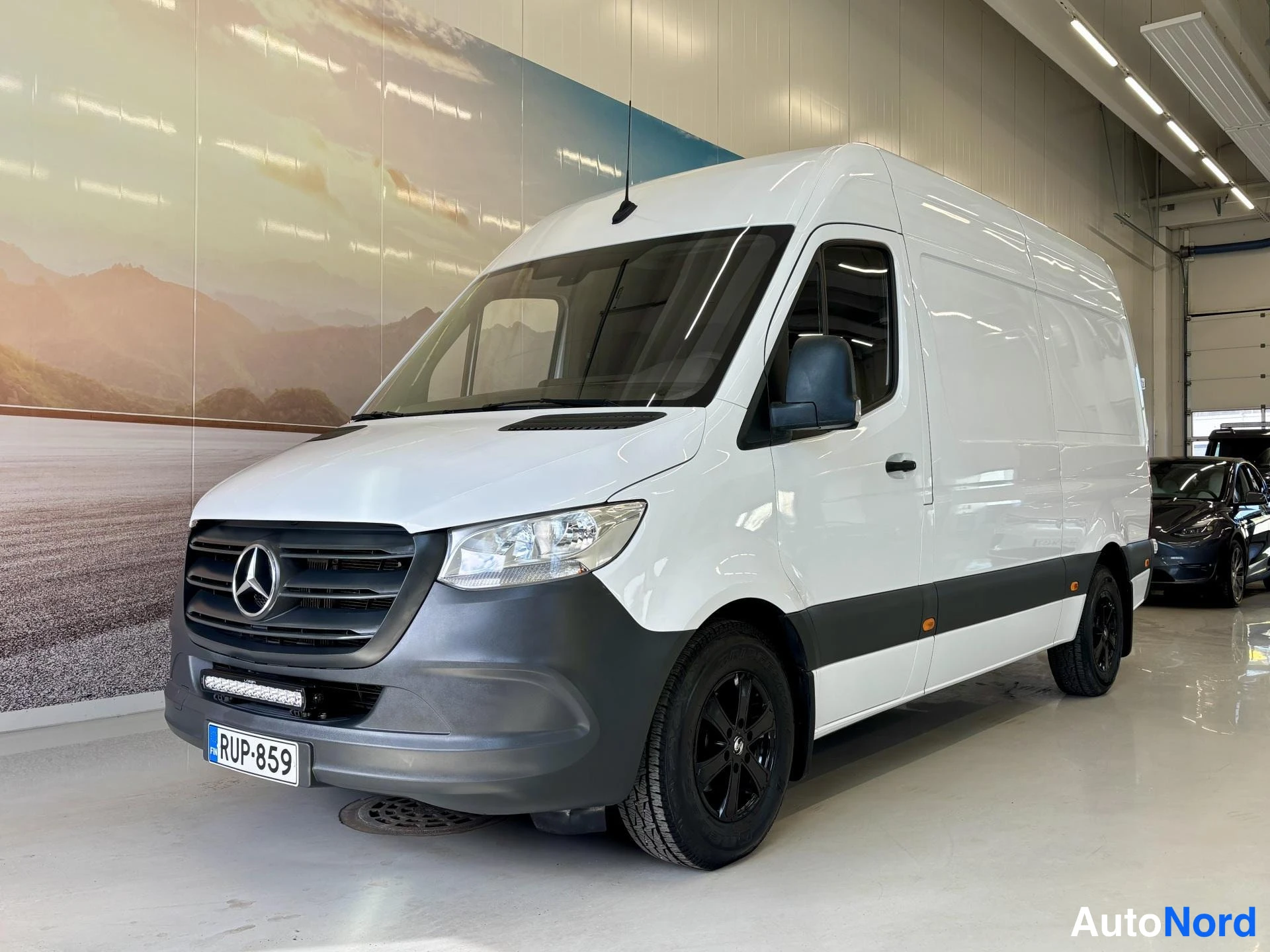 Valkoinen Mercedes-Benz Sprinter 319 CDI 2018, etuviisto, keula vasemmalle, kuva 3