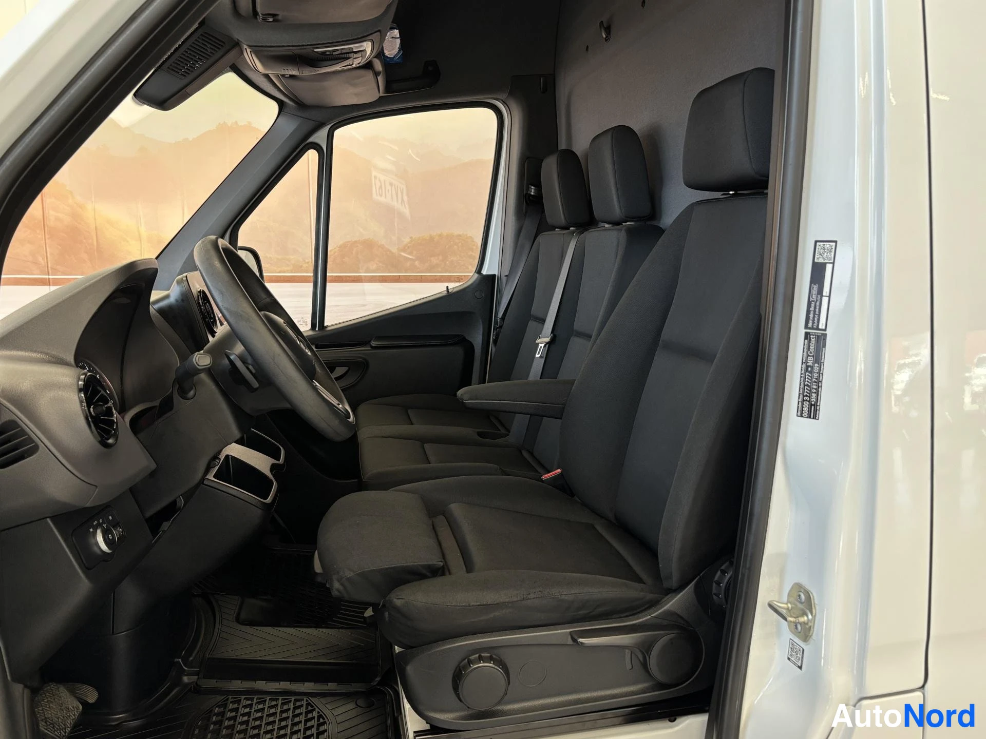 Valkoinen Mercedes-Benz Sprinter 319 CDI 2018, etuistuimet, kuva 14