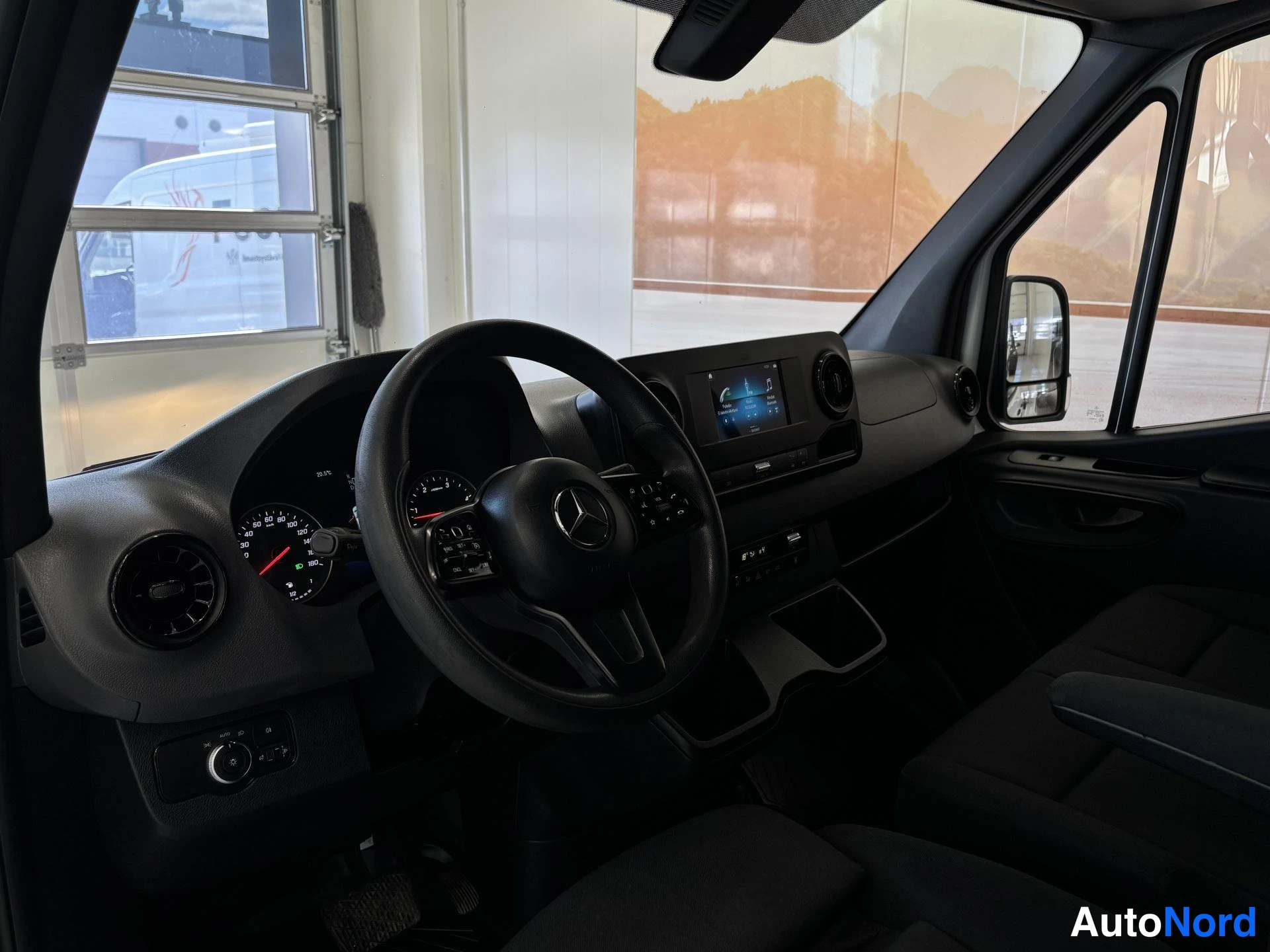 Valkoinen Mercedes-Benz Sprinter 319 CDI 2018, ohjaamo, kuva 13