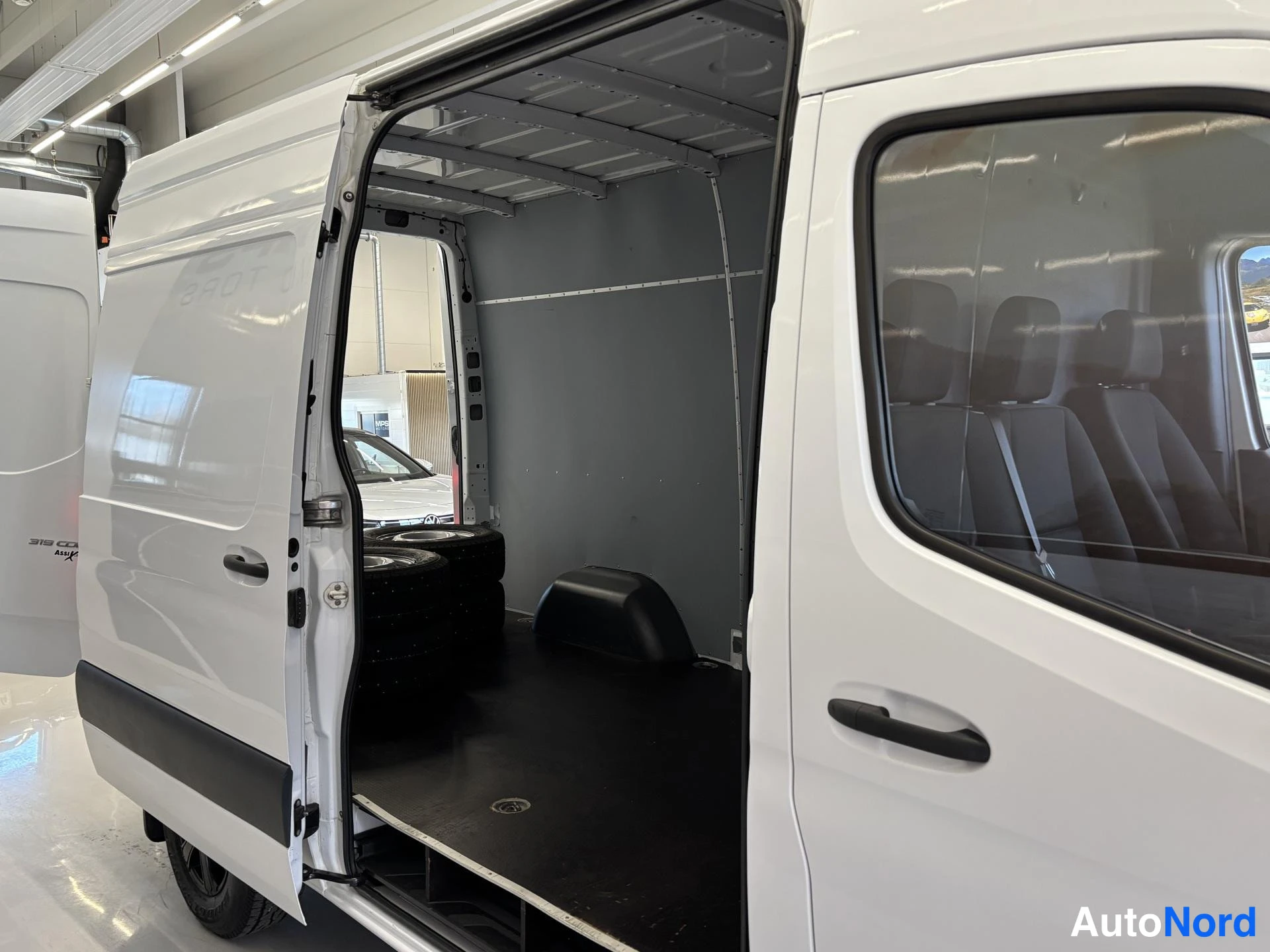 Valkoinen Mercedes-Benz Sprinter 319 CDI 2018, sivulta, kuva 8