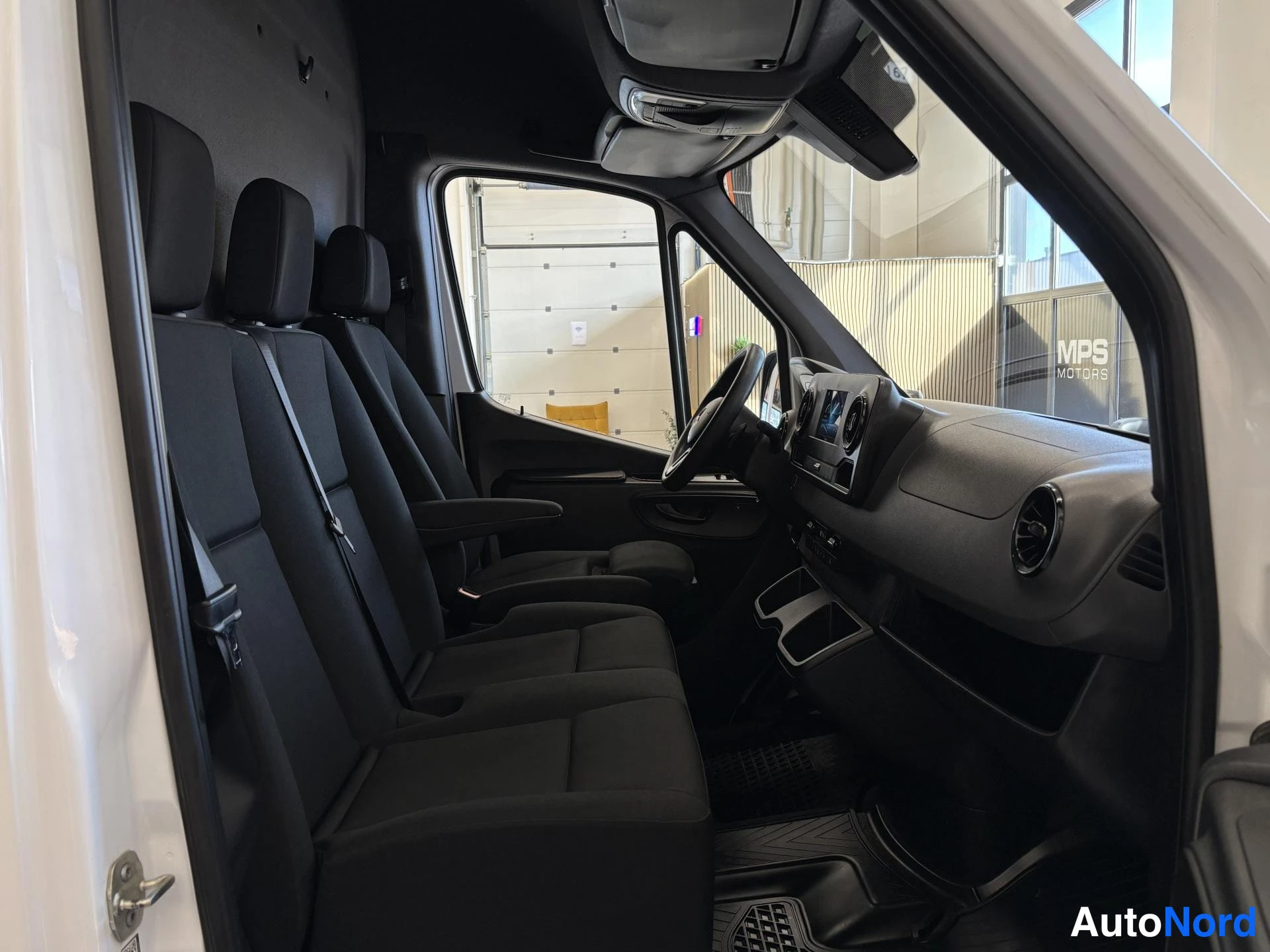 Valkoinen Mercedes-Benz Sprinter 319 CDI 2018, etuistuimet, kuva 15
