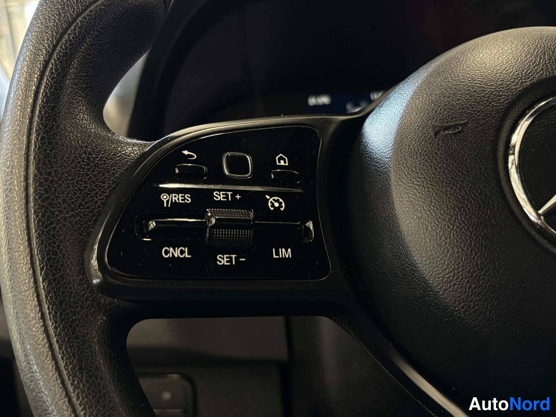 Valkoinen Mercedes-Benz Sprinter 319 CDI 2018, yksityiskohta, kuva 16
