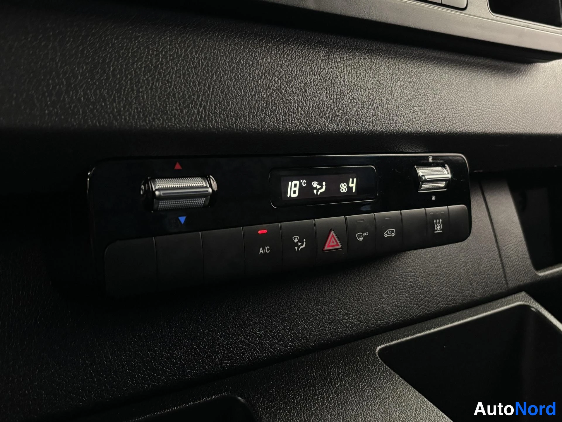 Valkoinen Mercedes-Benz Sprinter 319 CDI 2018, yksityiskohta, kuva 17