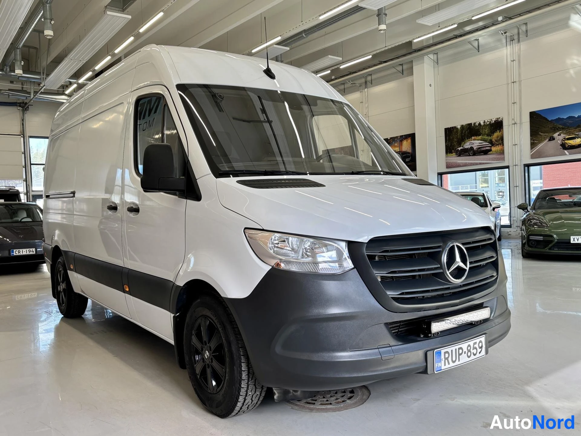 Valkoinen Mercedes-Benz Sprinter 319 CDI 2018, etuviisto, keula oikealle, kuva 5
