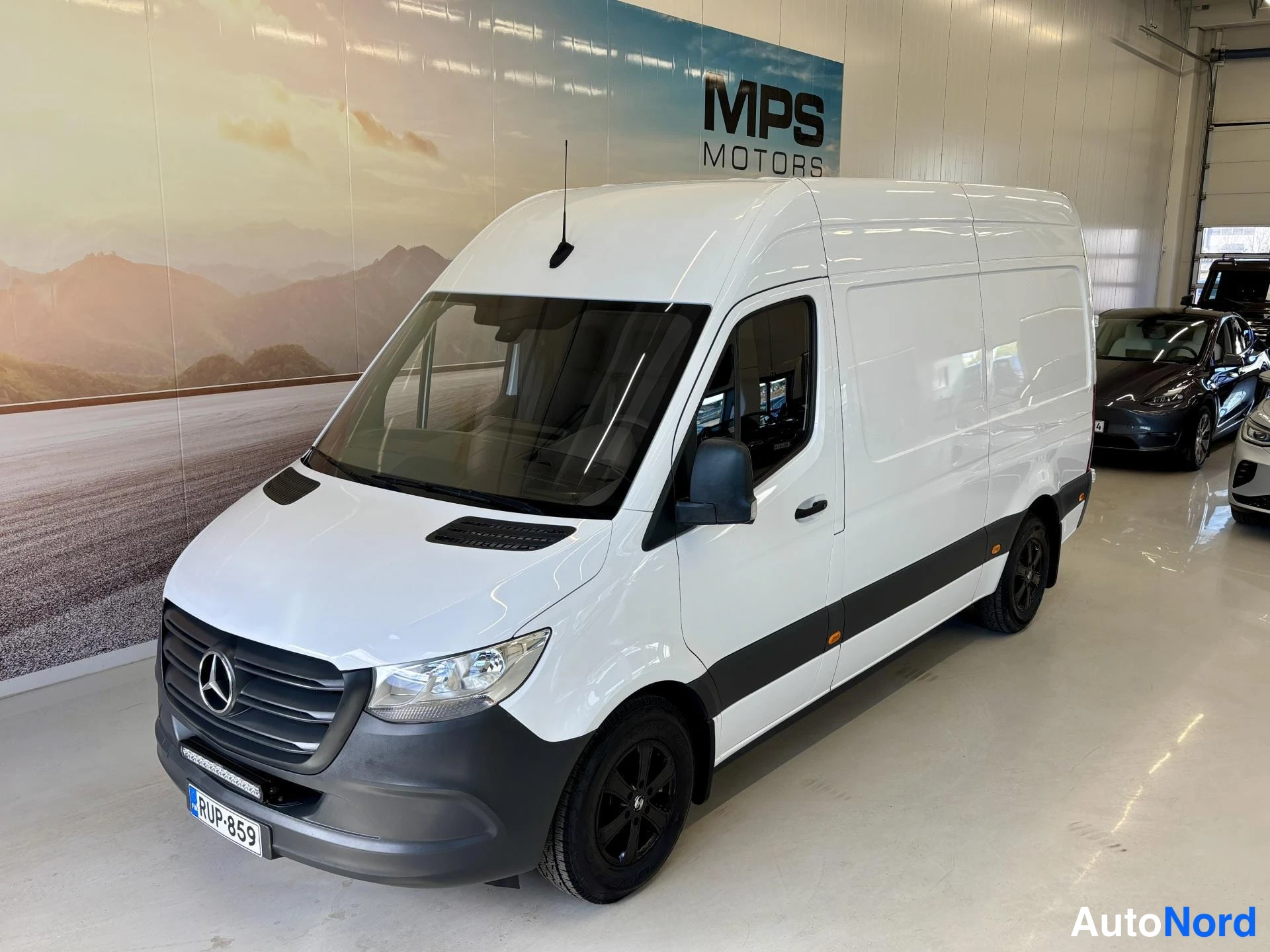 Valkoinen Mercedes-Benz Sprinter 319 CDI 2018, etuviisto, keula vasemmalle, kuva 4