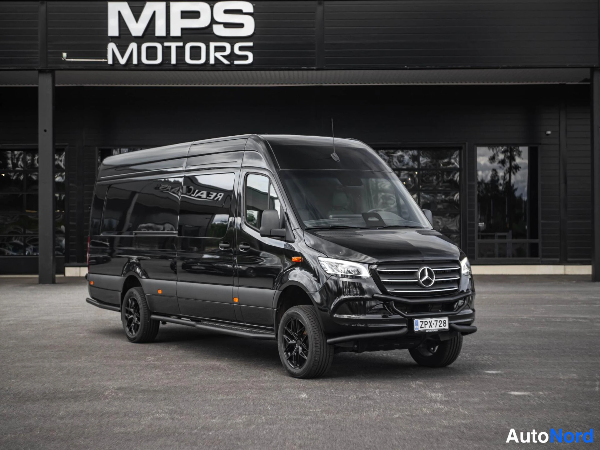 Musta Mercedes-Benz Sprinter 319 CDI 2025, etuviisto, keula oikealle, kuva 2
