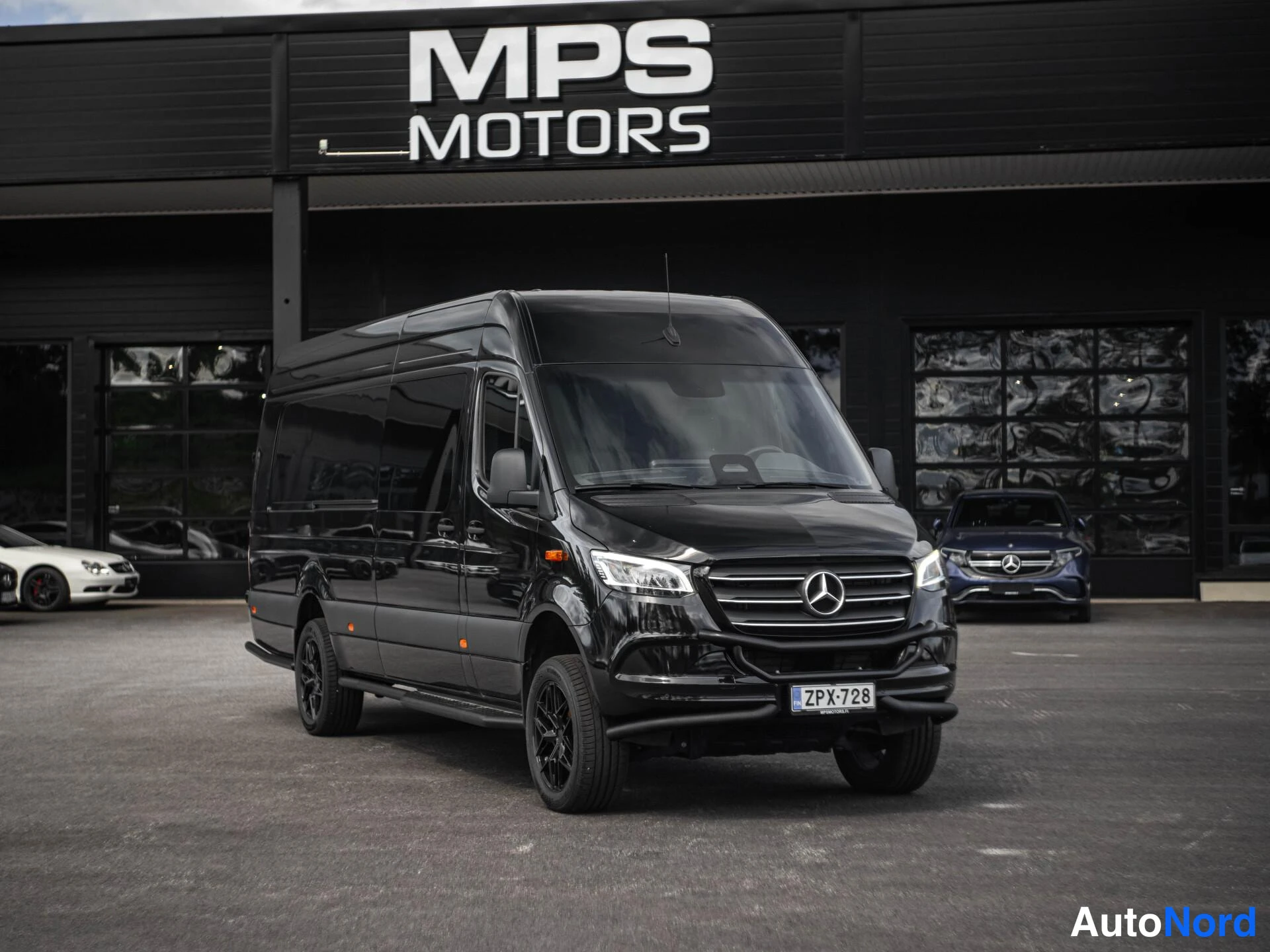 Musta Mercedes-Benz Sprinter 319 CDI 2025, etuviisto, keula oikealle, kuva 3