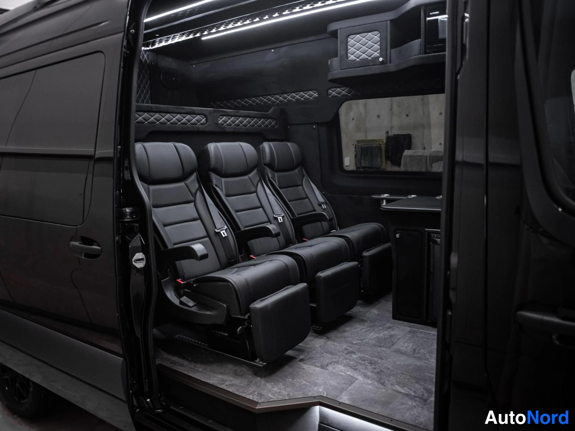 Musta Mercedes-Benz Sprinter 319 CDI 2025, takaistuimet, kuva 15