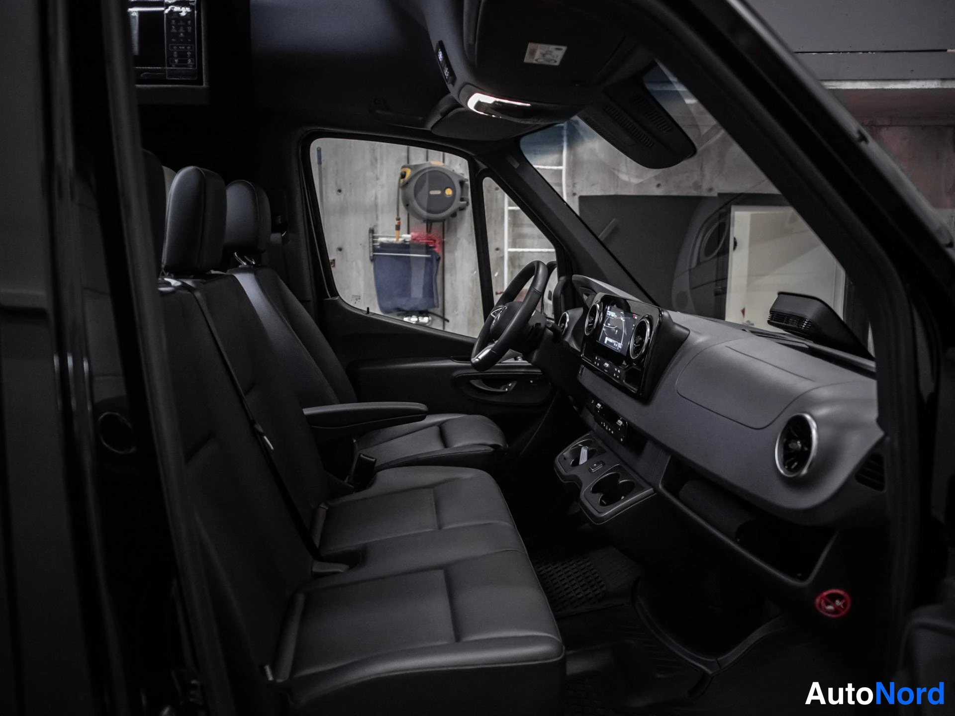 Musta Mercedes-Benz Sprinter 319 CDI 2025, etuistuimet, kuva 14