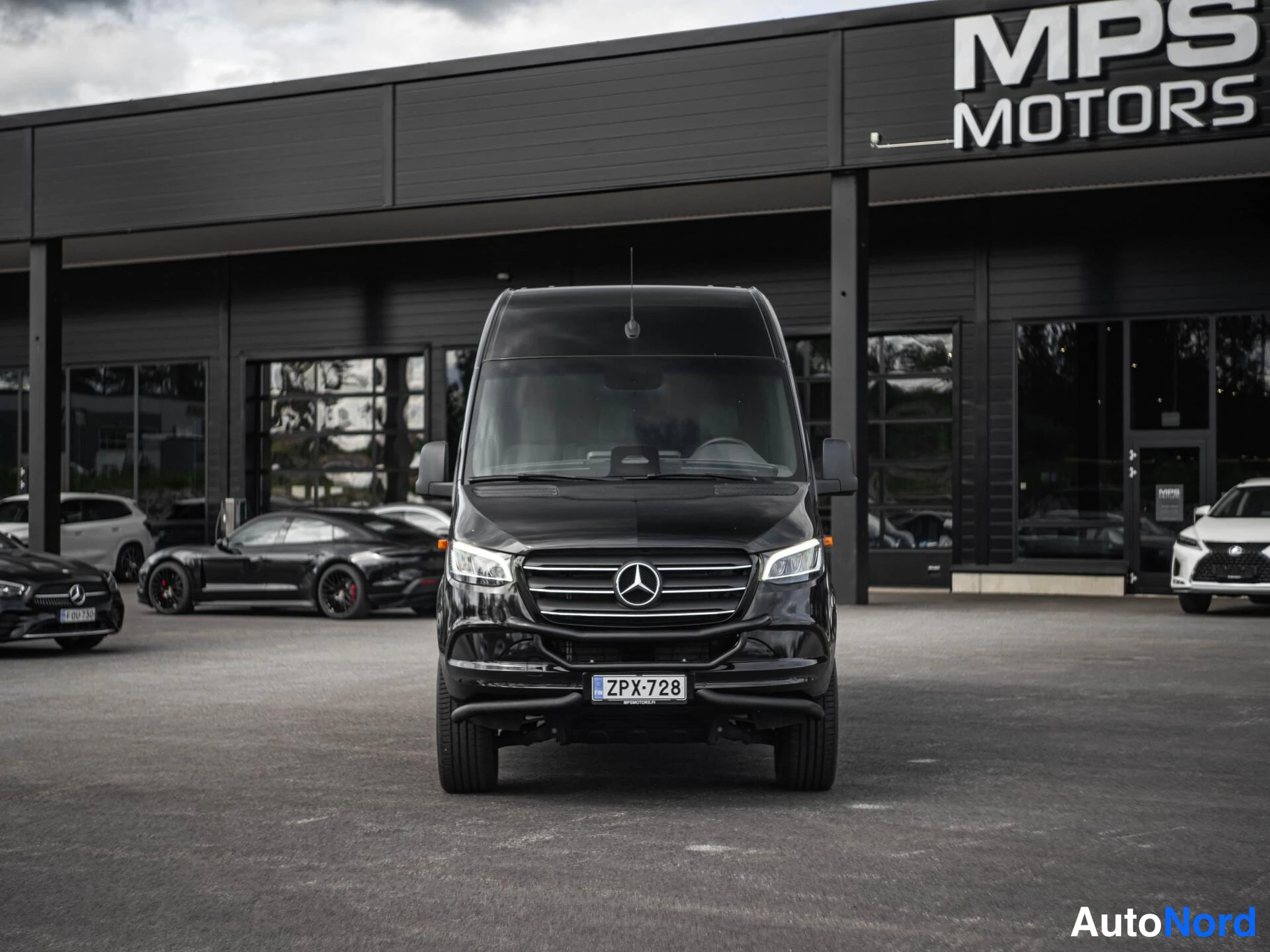 Musta Mercedes-Benz Sprinter 319 CDI 2025, edestä, kuva 5