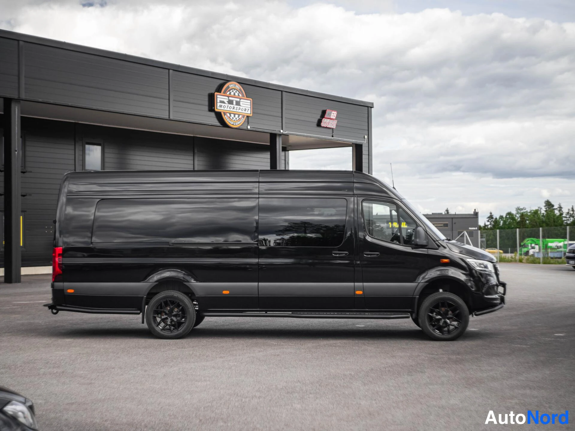 Musta Mercedes-Benz Sprinter 319 CDI 2025, etuviisto, keula oikealle, kuva 4