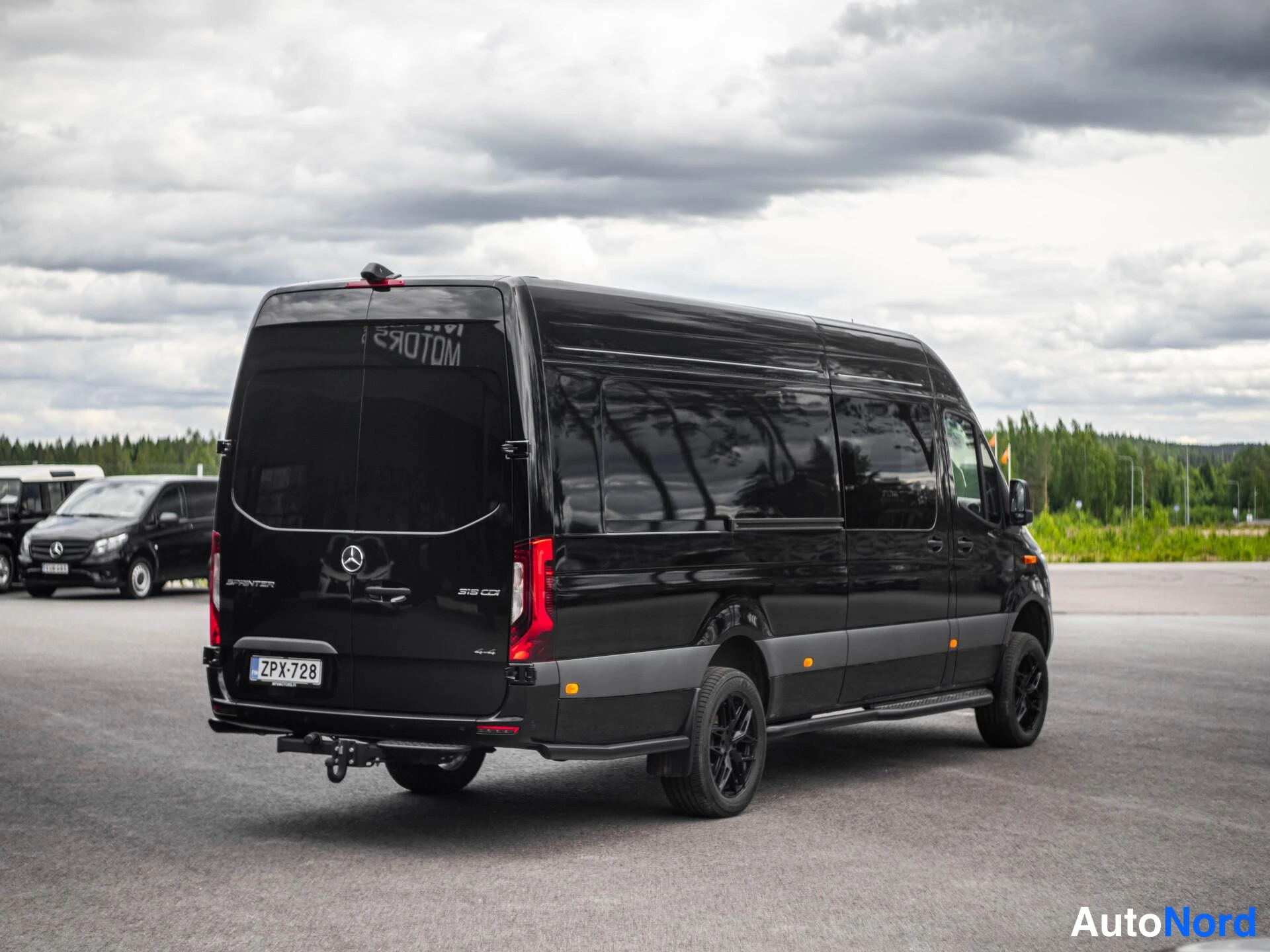Musta Mercedes-Benz Sprinter 319 CDI 2025, takaviisto, kuva 7