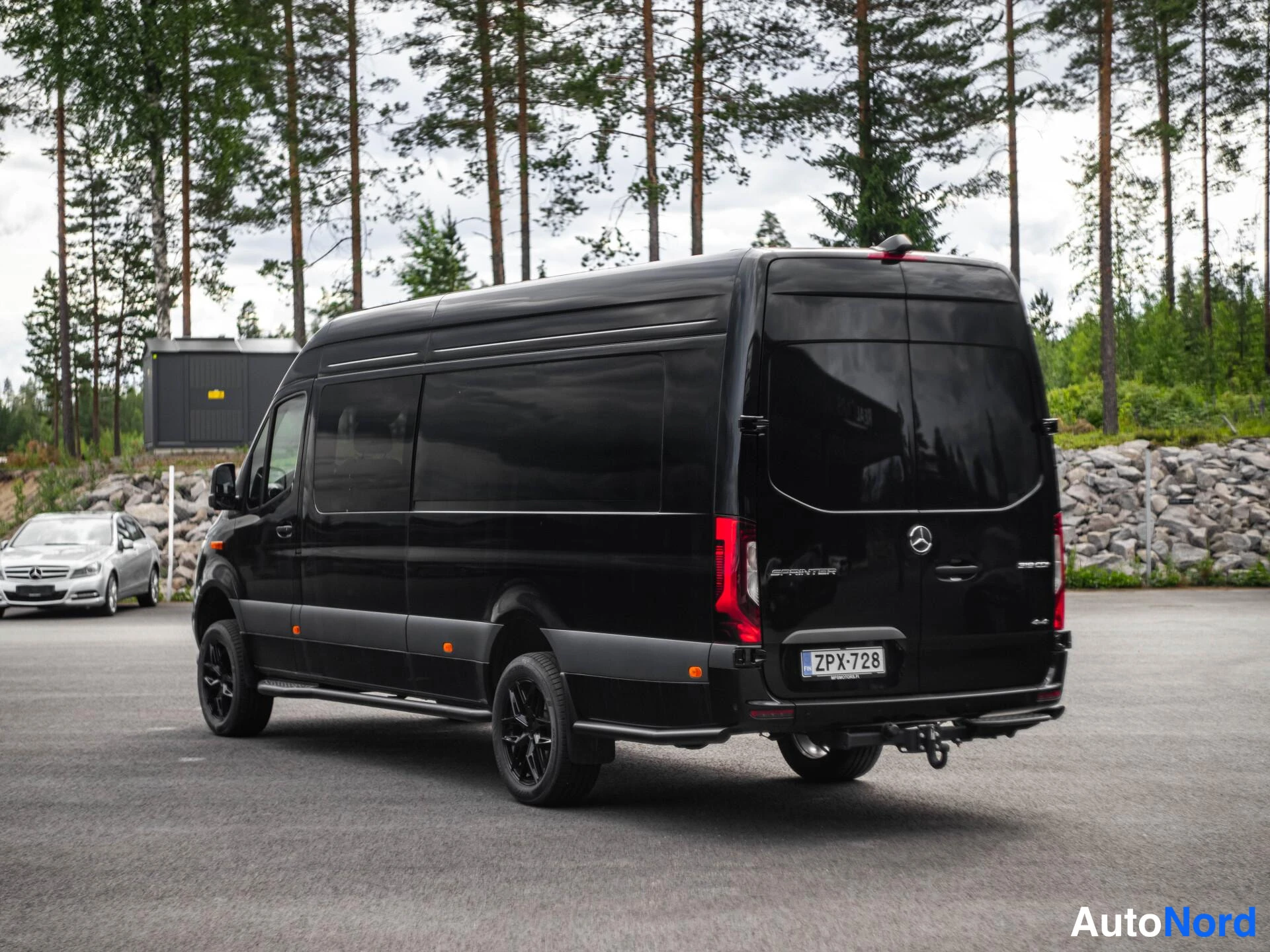 Musta Mercedes-Benz Sprinter 319 CDI 2025, takaviisto, kuva 6