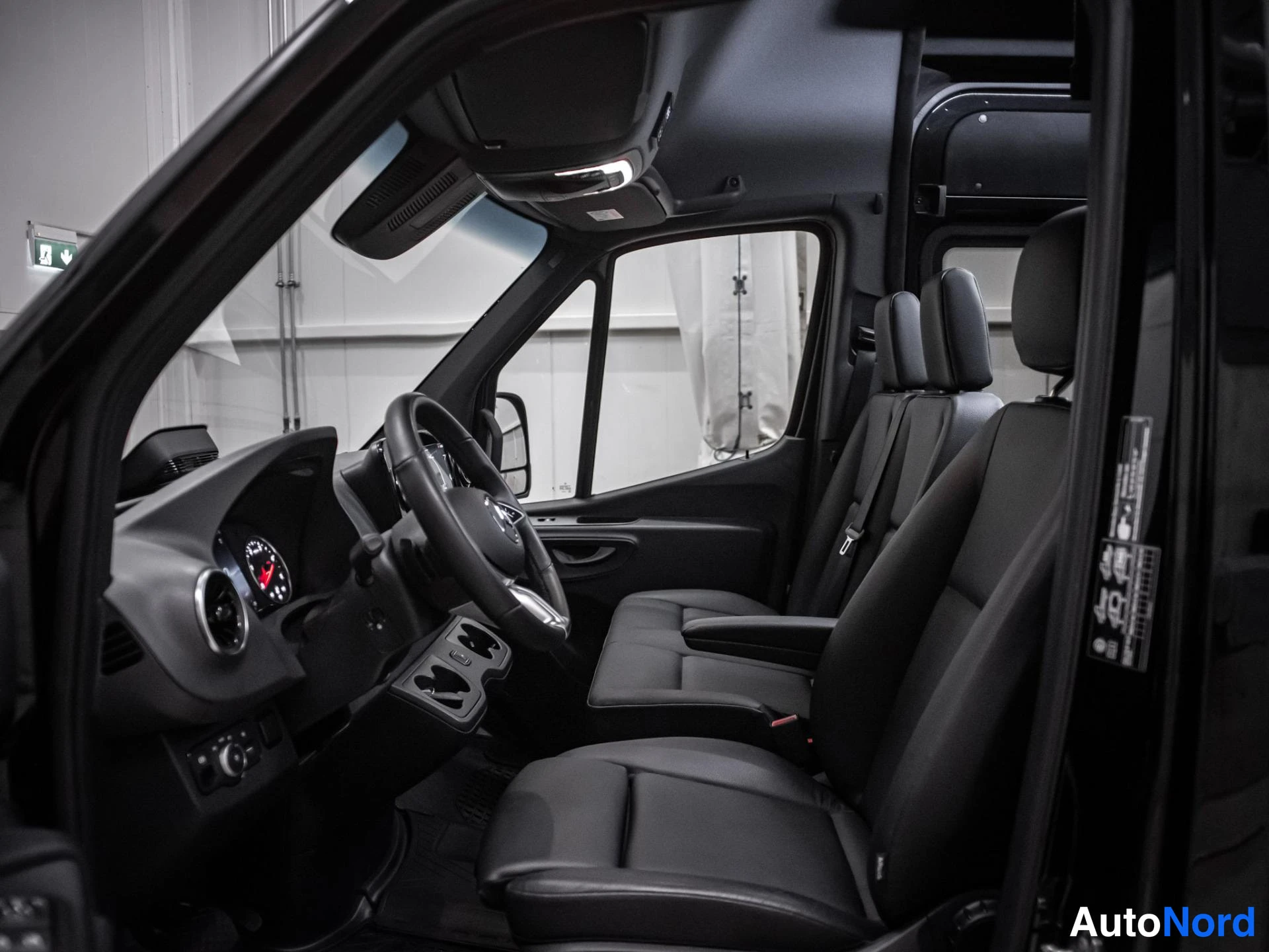 Musta Mercedes-Benz Sprinter 319 CDI 2025, ohjaamo, kuva 9