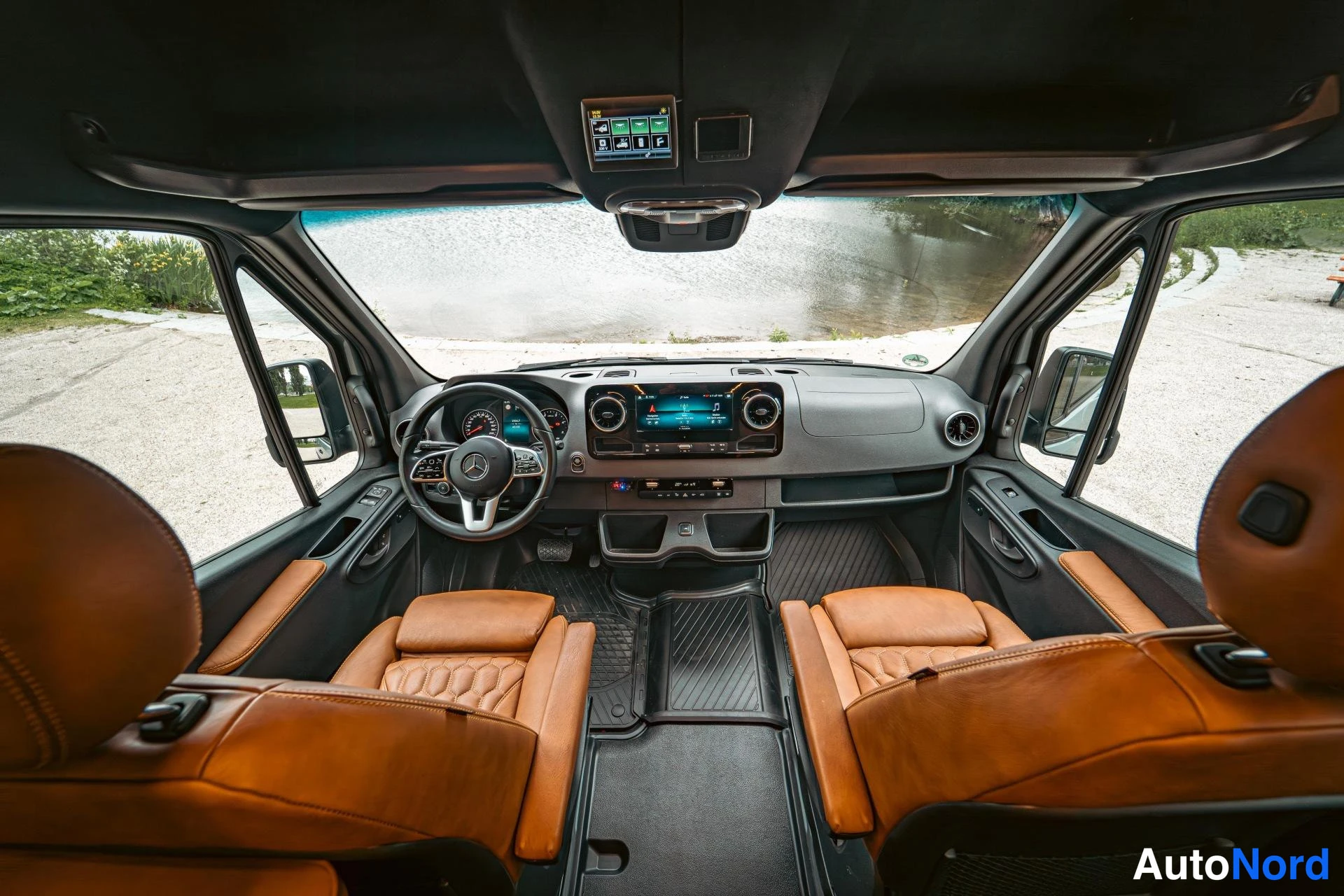 Hopea Mercedes-Benz Sprinter 2023, ohjaamo, kuva 4